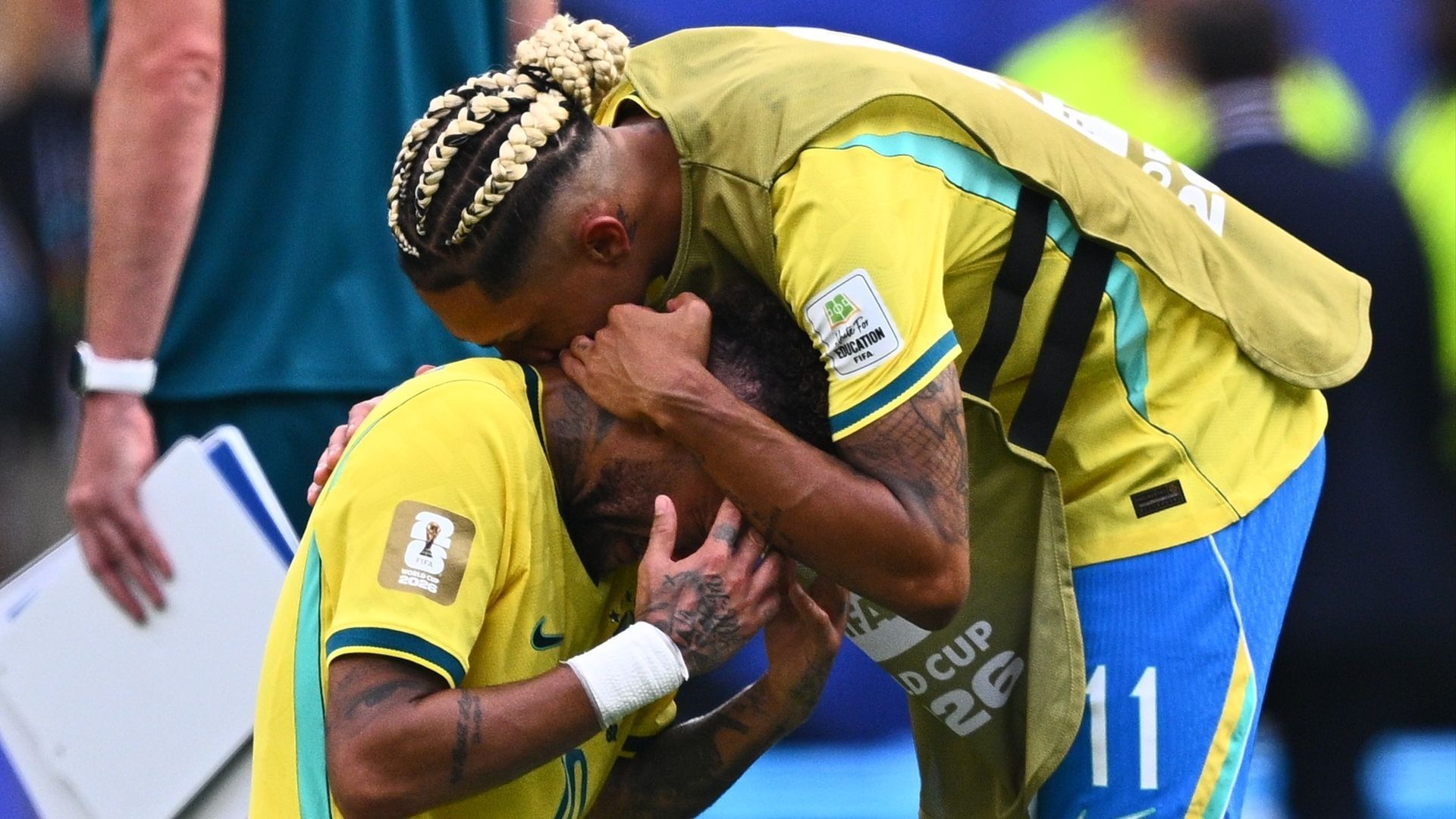 Raphinha consolando a Neymar tras la eliminación de Brasil del Mundial 2026