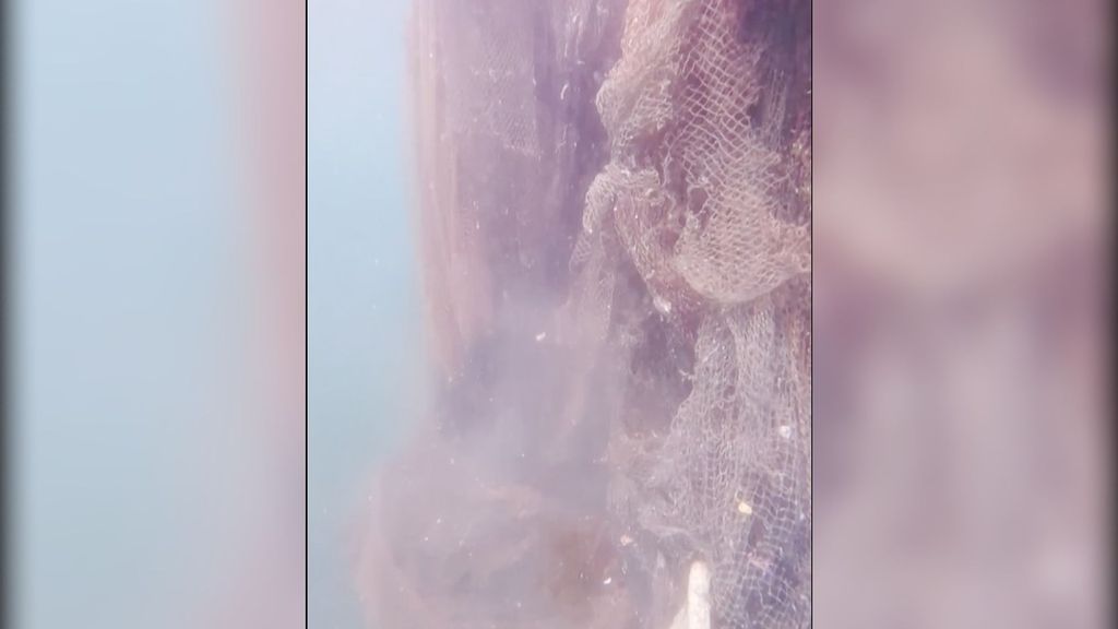 Recuperan una red fantasma de más de 150 kilos en los fondos marinos de las Rías Baixas