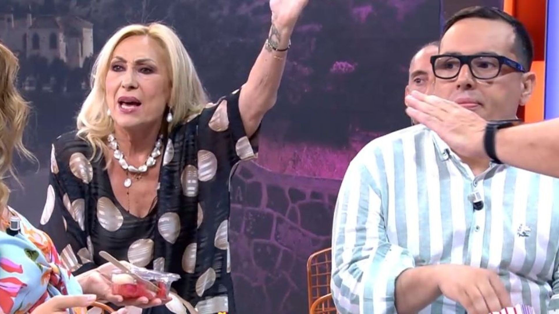 Rosa Benito estalla ante Carlos Corbacho en defensa de Cantora: "¡No todo es tan malo de Isabel Pantoja!" Rosa Benito estalla ante Carlos Corbacho en defensa de Cantora: "¡No todo es tan malo de Isabel Pantoja!"