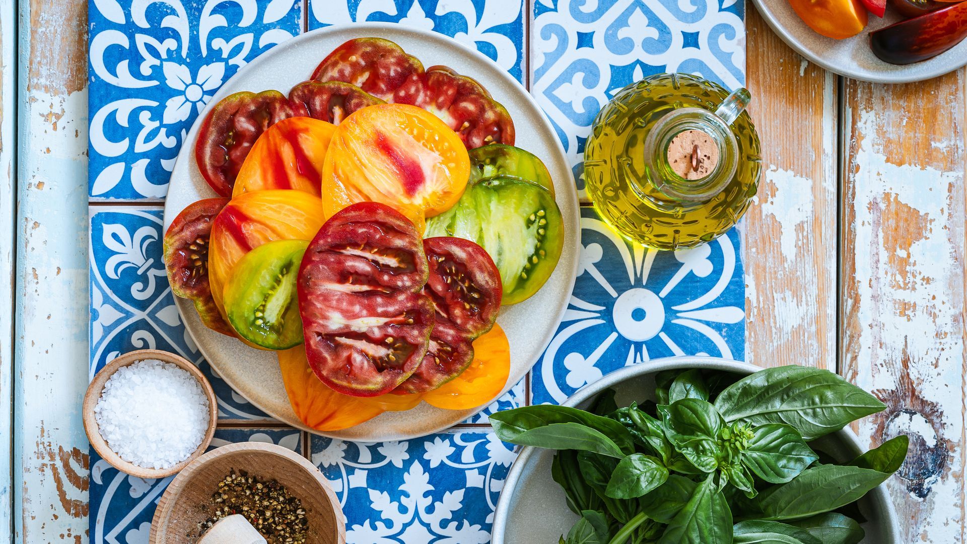 Tomate en plato de cerámica