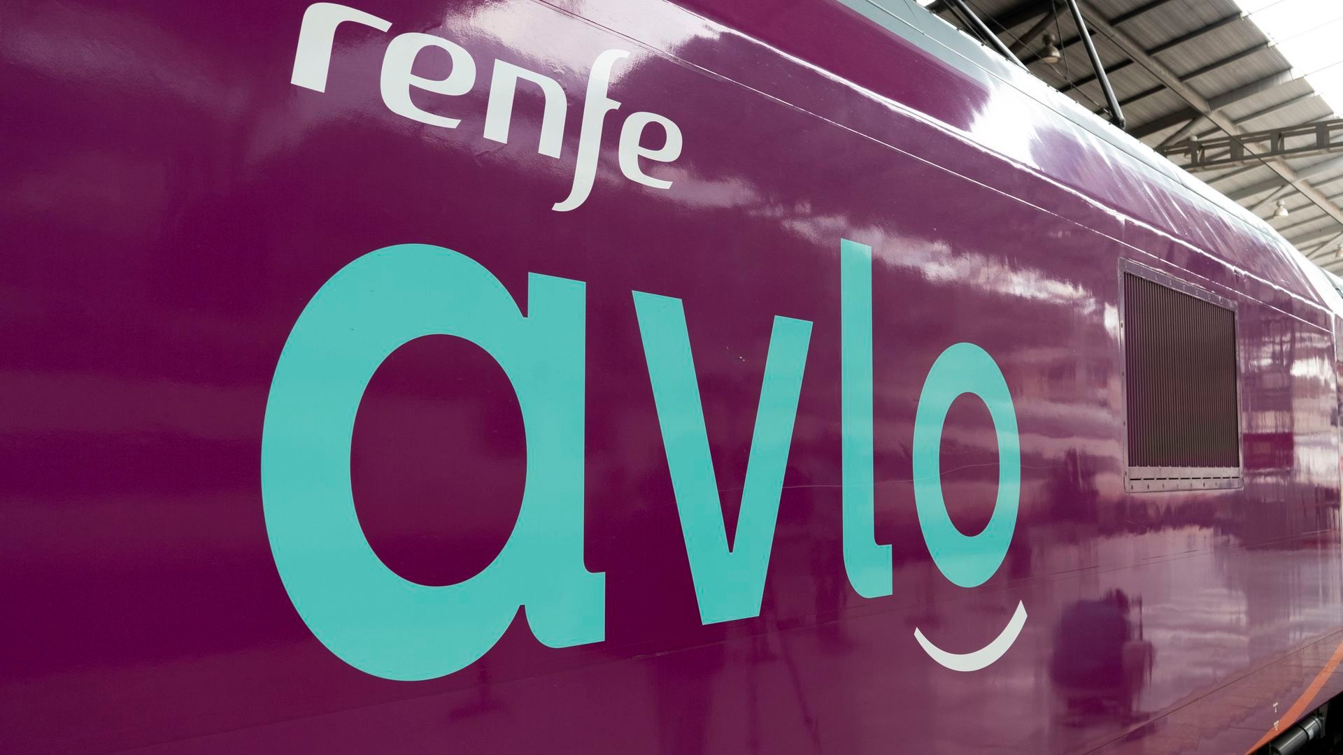 Tren AVLO perteneciente a la compañia de transportes ferroviarios Renfe Tren AVLO perteneciente a la compañia de transportes ferroviarios Renfe