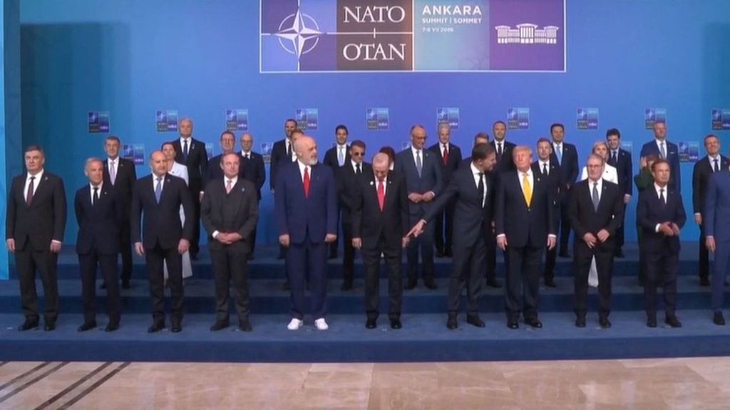 Trump solo salva a Turquía y la OTAN en una foto de familia donde ni las zapatillas albanesas le sacaron una sonrisa
