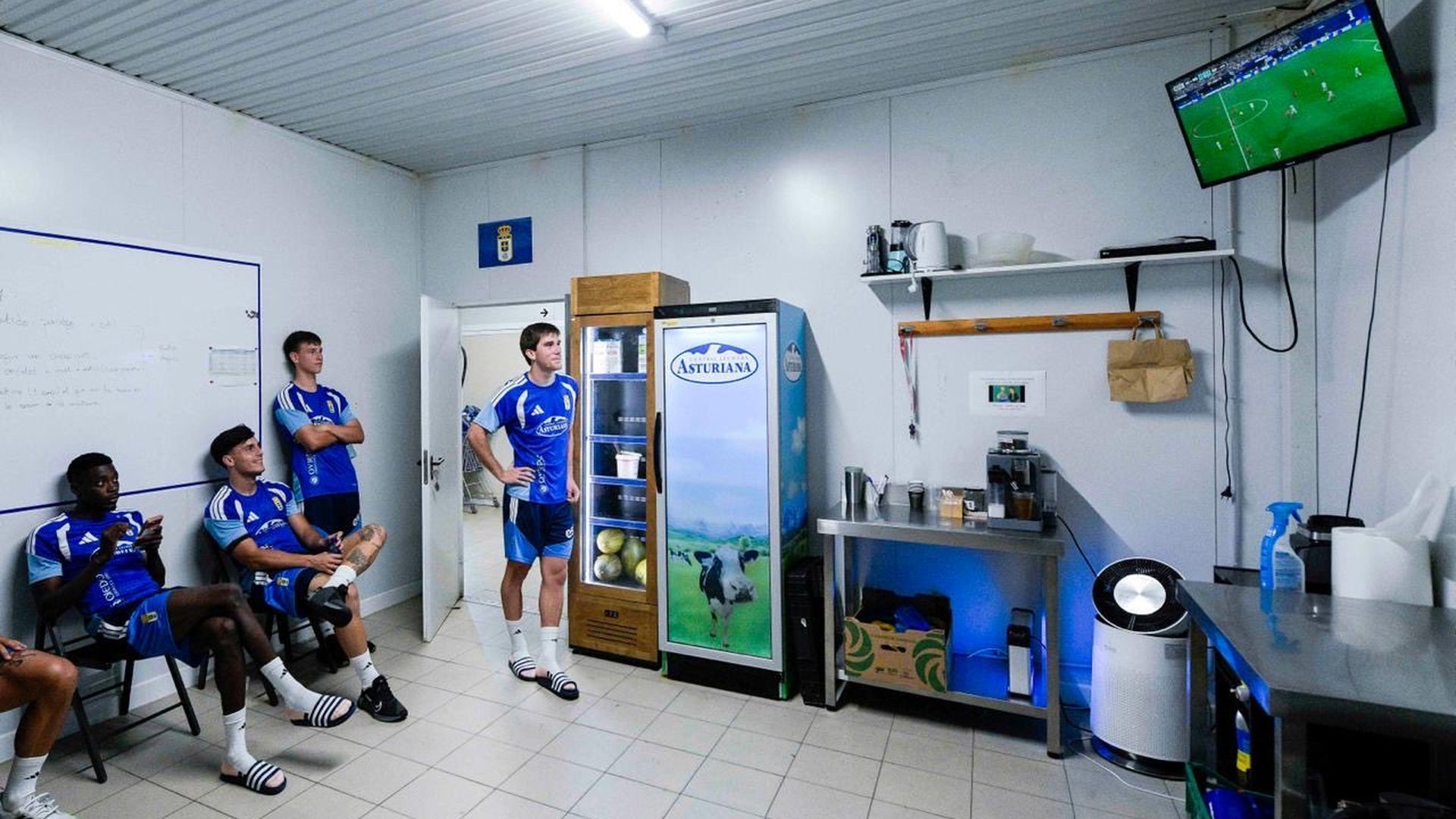 Un grupo de jugadores azules viendo el Argentina-Egipto