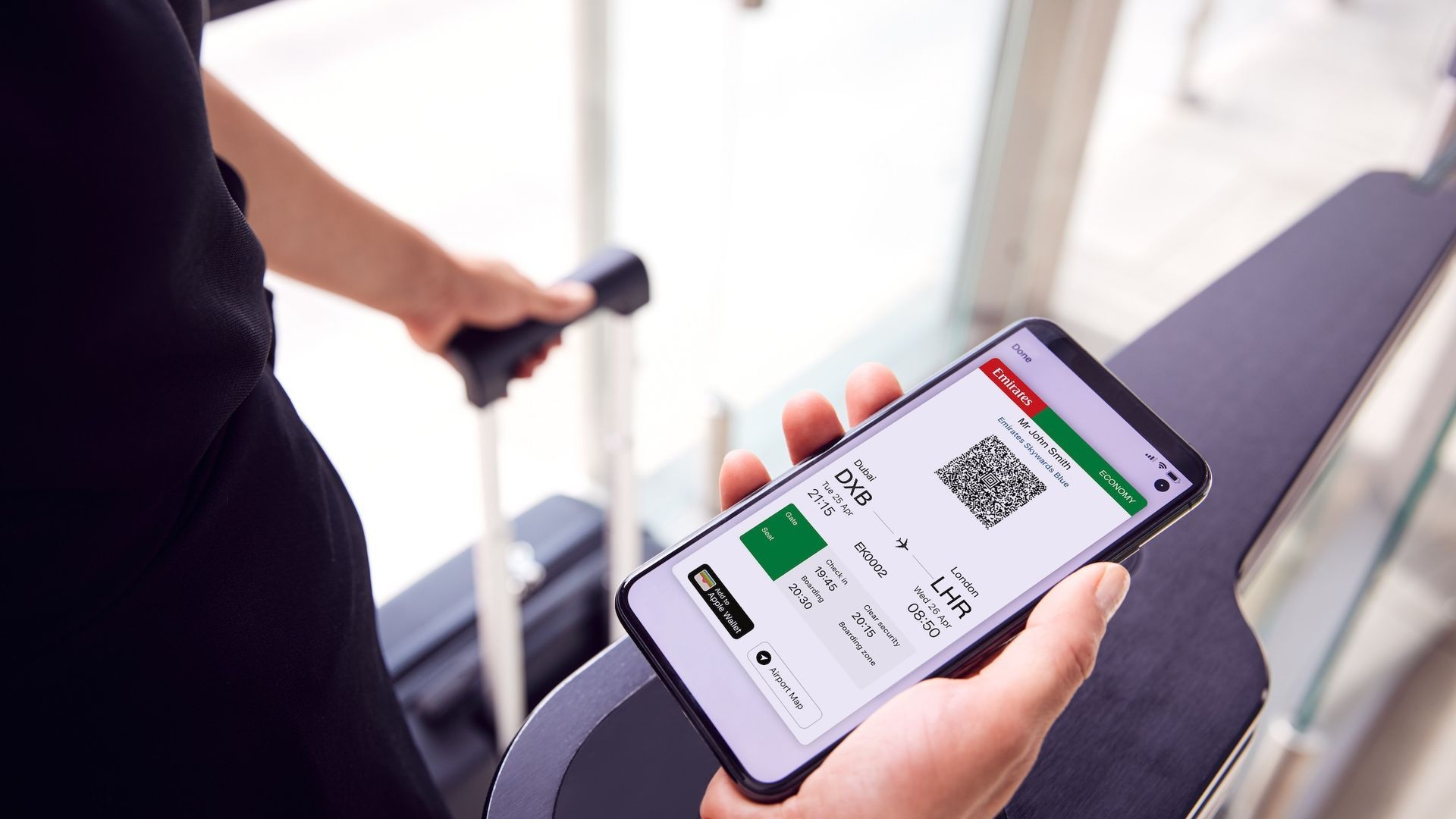 Un pasajero consulta los datos de su vuelo Un pasajero consulta los datos de su vuelo