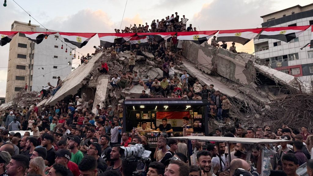 Una pantalla gigante instalada entre los escombros de las casas destruidas por las bombas: así ven el Mundial de 2026 en Gaza