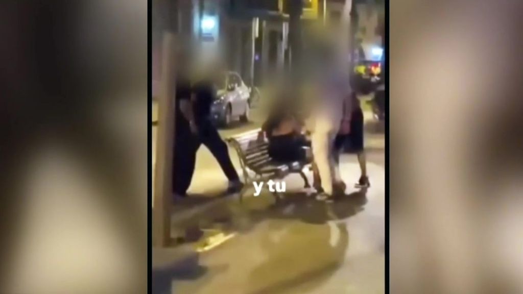 Busca a su hijo desaparecido tras ser reconocido en un vídeo de agresiones virales: "Queremos que dé la cara"