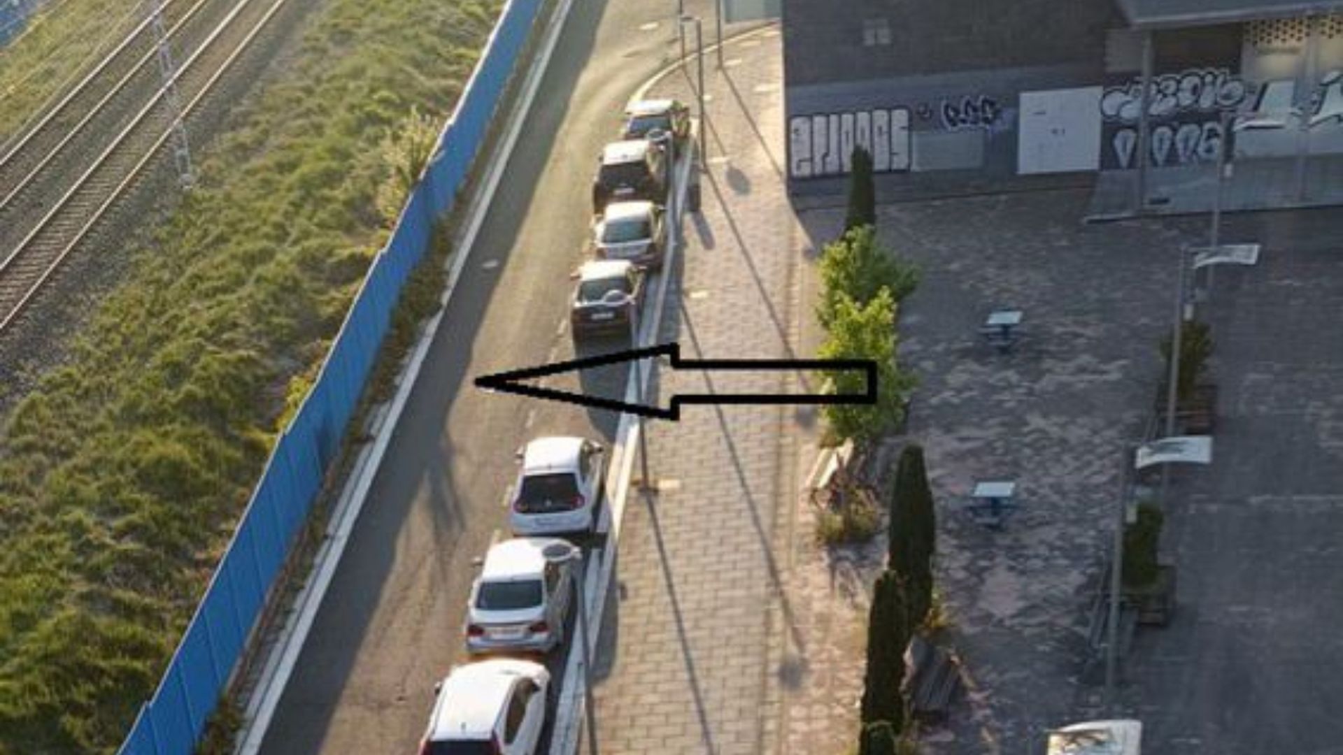 Zona marcada por una flecha en la que un vecino vio ratas el pasado 18 de junio en la zona afectada.