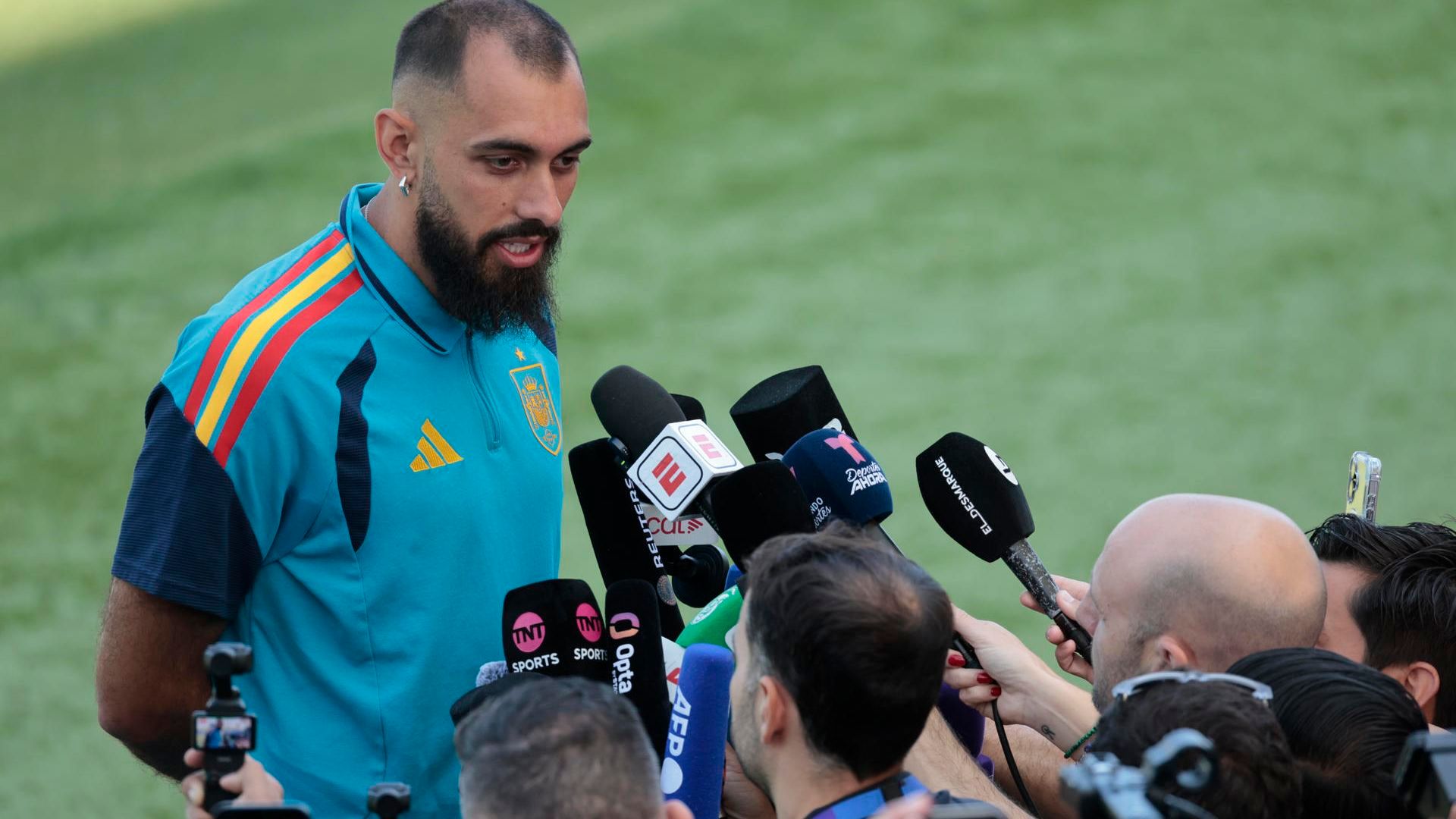 Borja Iglesias atiende a los medios en zona mixta Borja Iglesias atiende a los medios en zona mixta