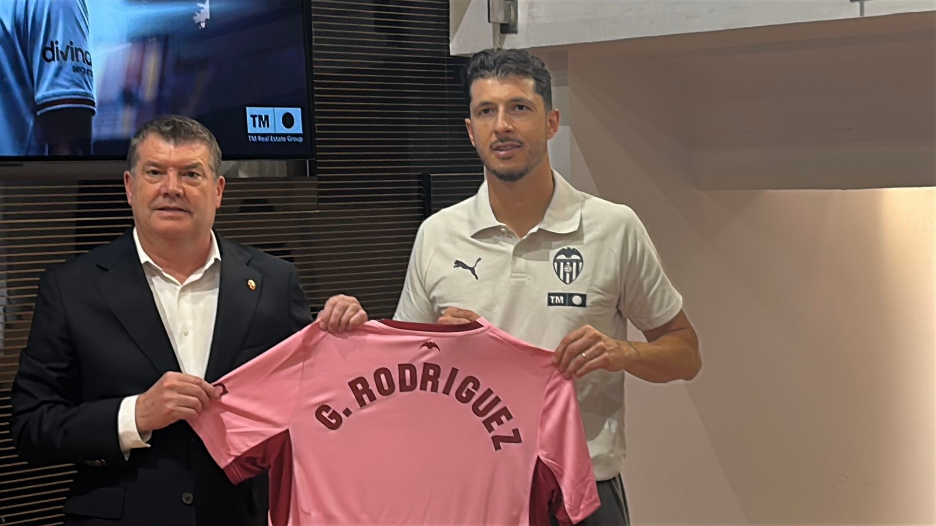 "Cuando me retire será un honor decir que jugué en el Valencia CF como lo es ahora"