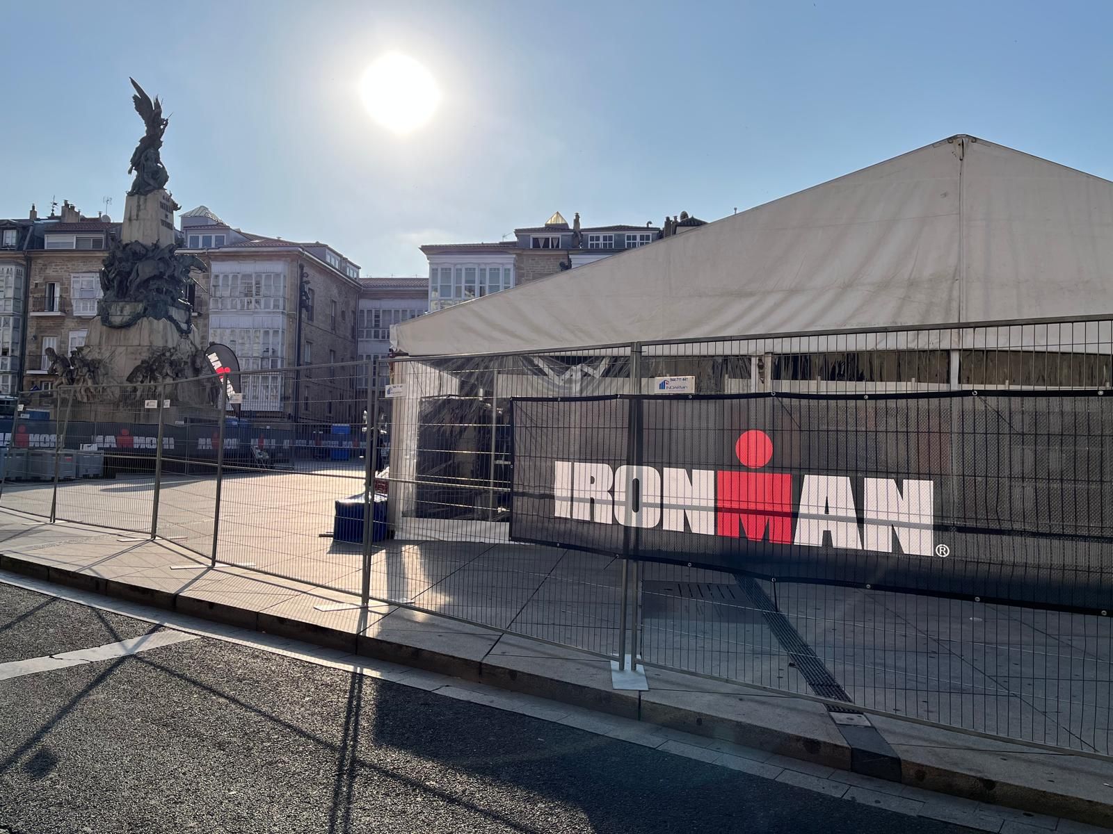 Desde el jueves 9 de julio, la carpa de Ironman de la Virgen Blanca permanece abierta y el punto de información está en la calle General Loma
