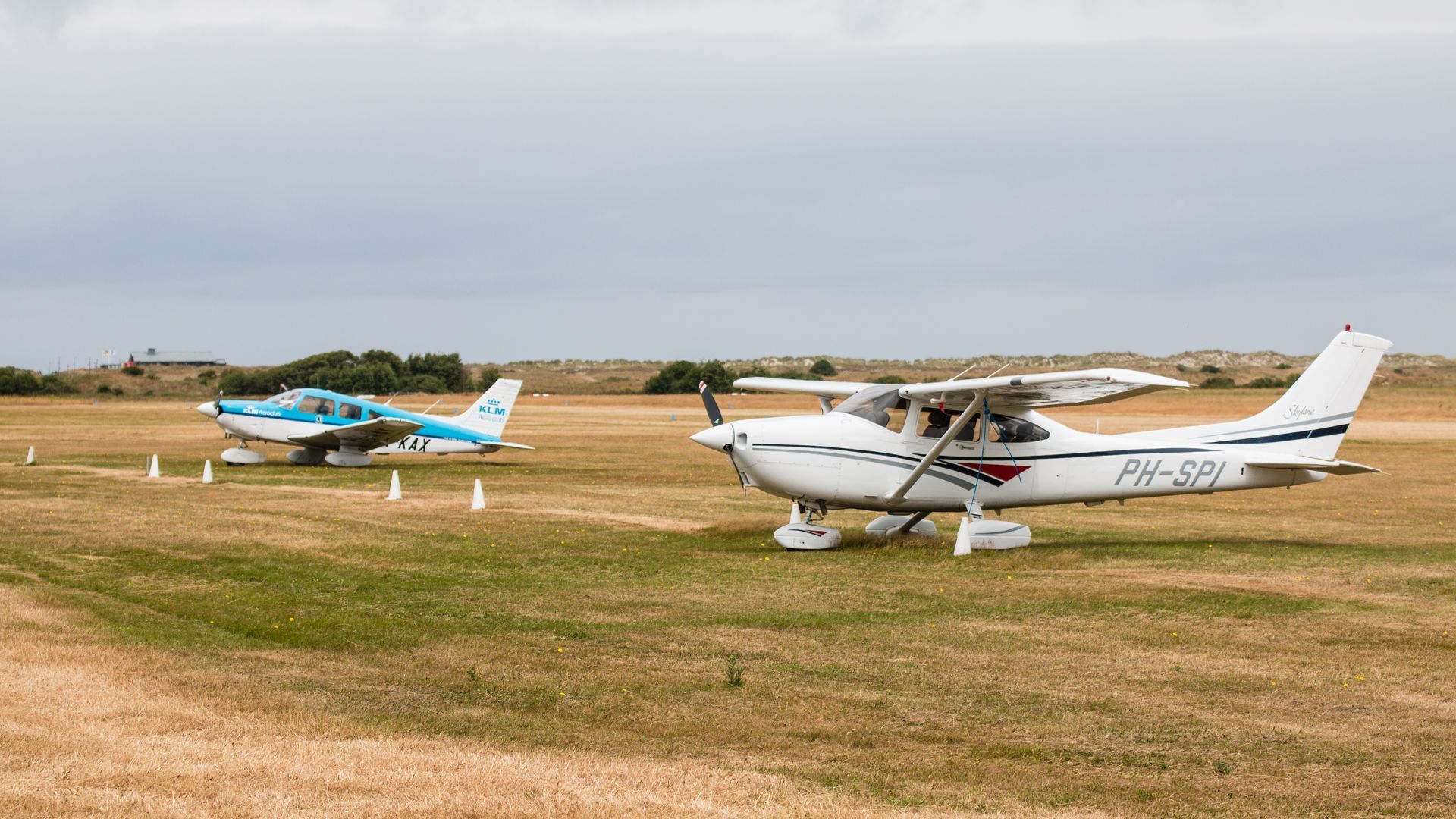 Dos avionetas estacionadas en un aerodromo Dos avionetas estacionadas en un aerodromo