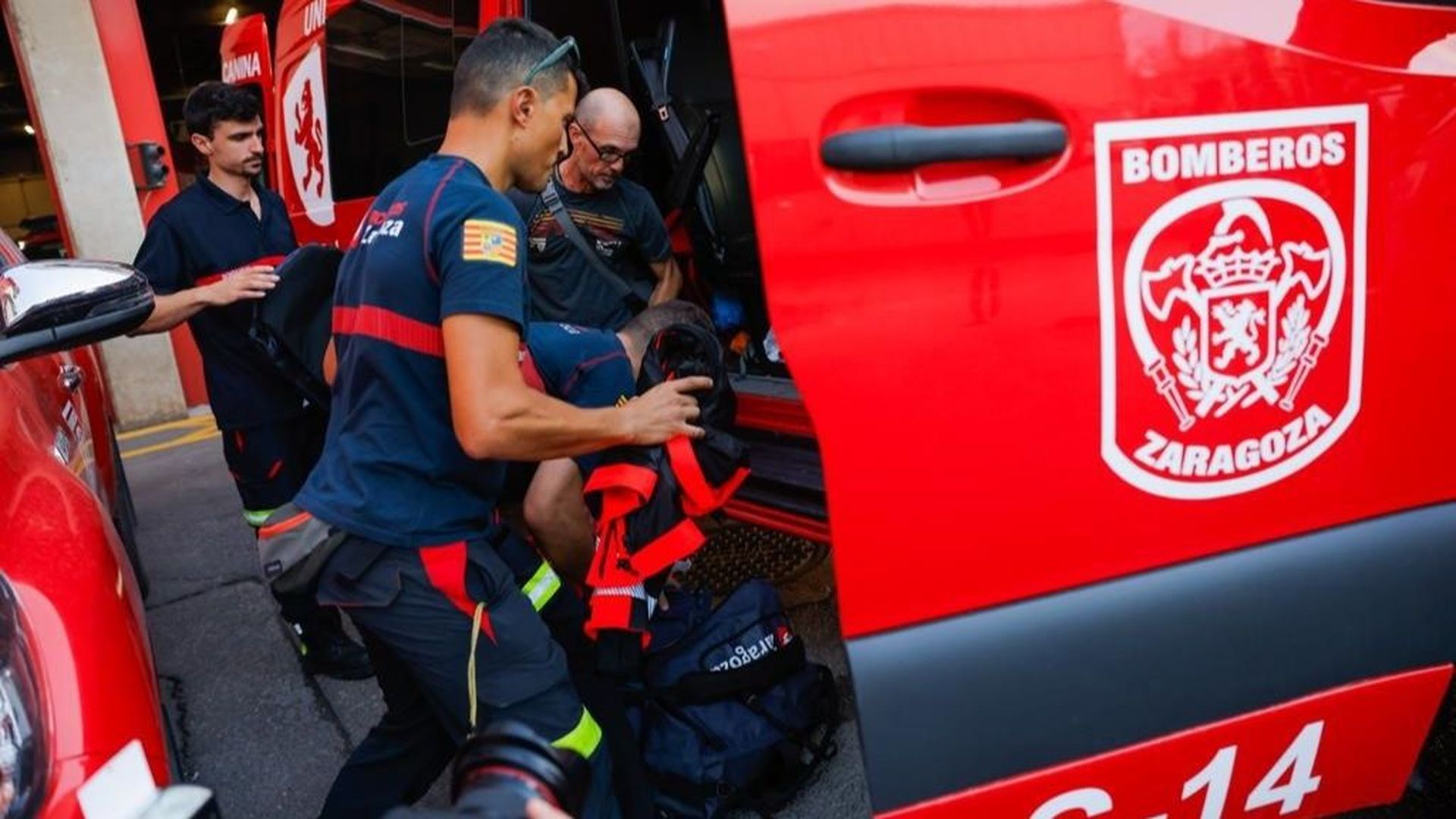 Dotación de Bomberos de Zaragoza preparando una expedición a Marruecos Dotación de Bomberos de Zaragoza preparando una expedición a Marruecos
