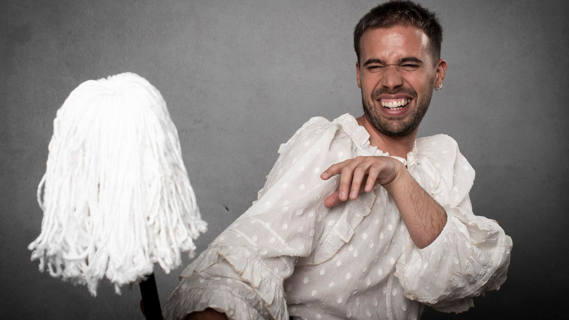 El actor Selu Nieto rinde homenaje a su abuela en el teatro.