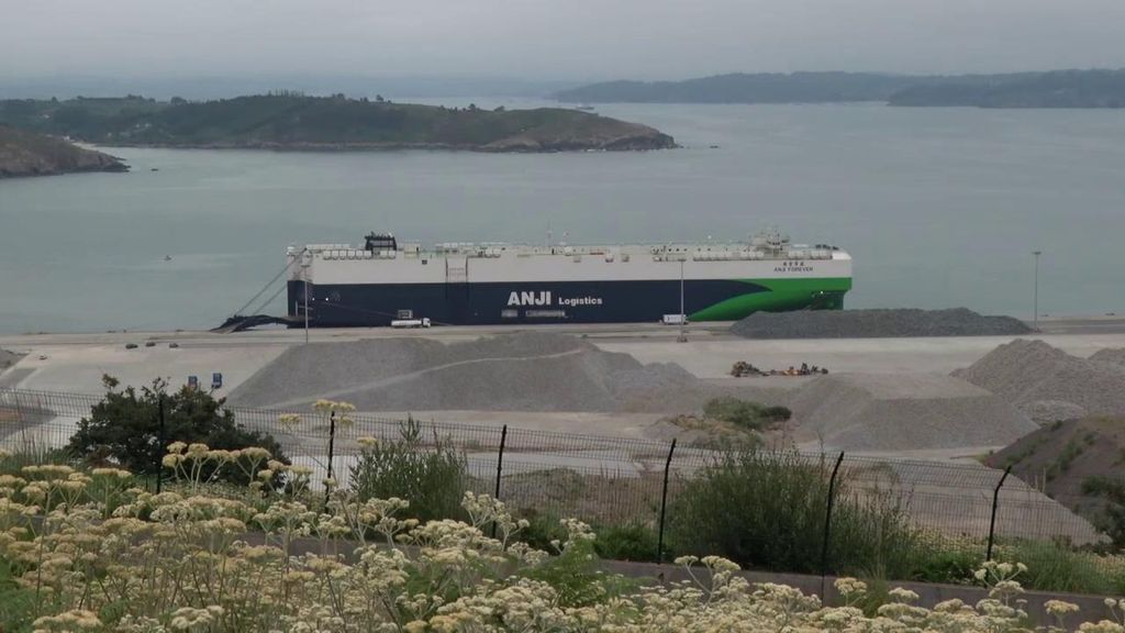 El buque 'Angie Forever' con 700 coches atraca en el puerto exterior de Ferrol tras más de un mes de travesía desde China