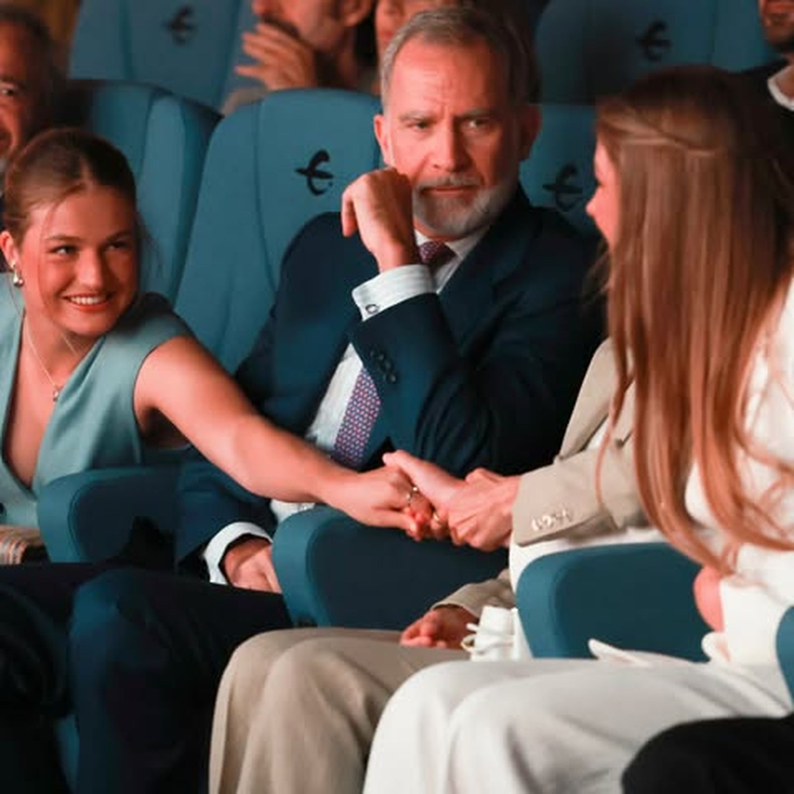 El cariñoso gesto de apoyo de Leonor a Sofía tras dar su primer discurso oficial