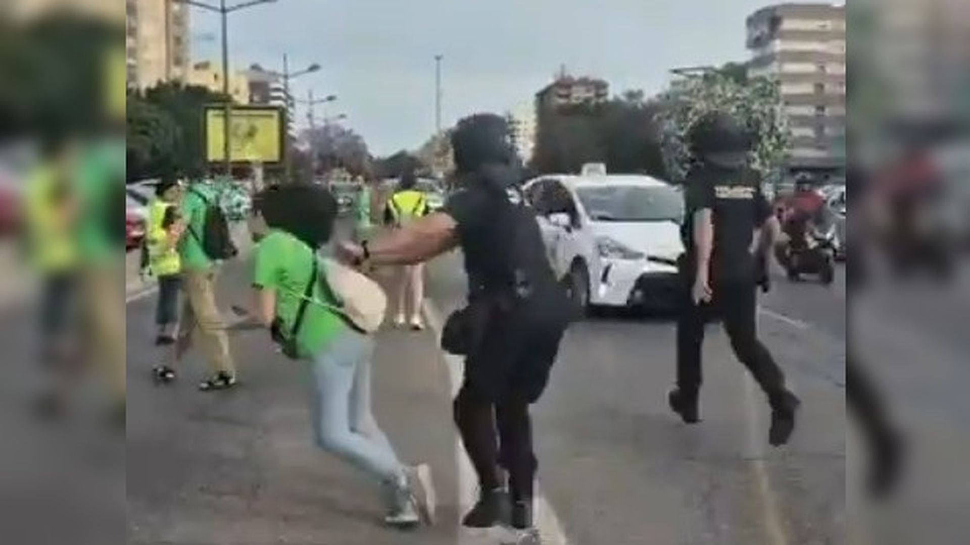 El policía denunciado por empujar a una manifestante en la huelga educativa declarará como investigado El policía denunciado por empujar a una manifestante en la huelga educativa declarará como investigado