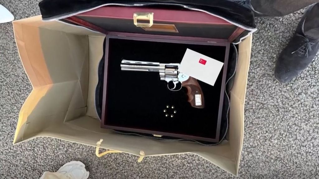 Erdogan regala a los líderes de la OTAN un revólver de seis balas: reacciones y qué harán con el arma los presidentes