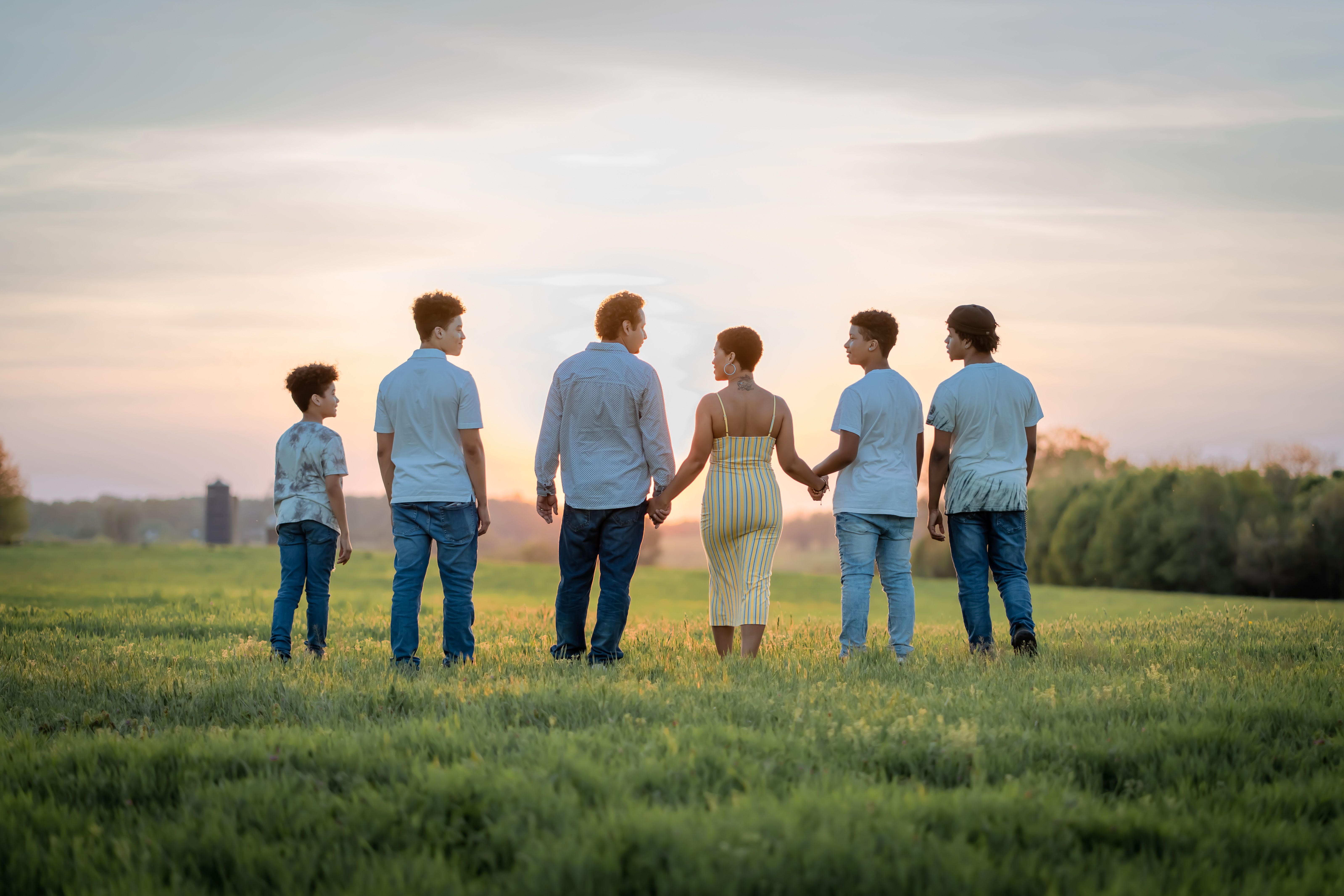 Familia paseando por el campo
