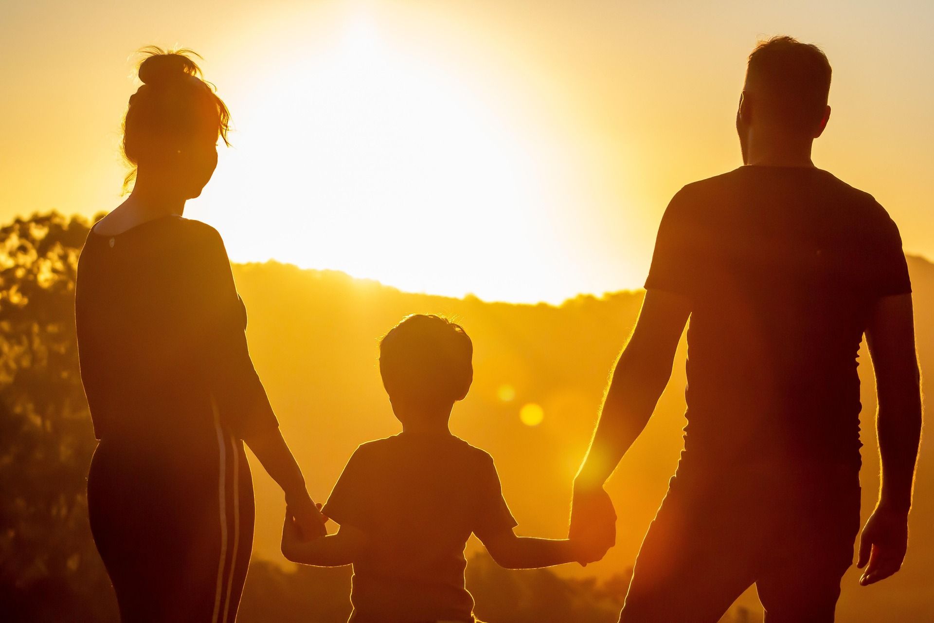Familia viendo la puesta de sol