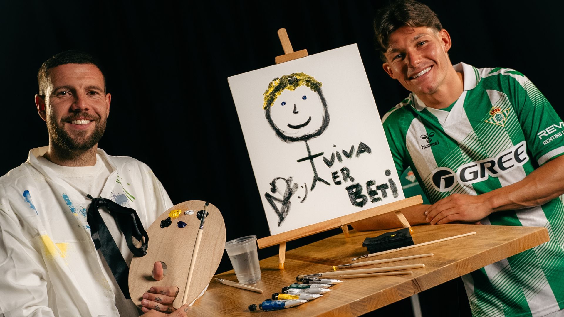 Fran García y Aitor Ruibal posan con el cuadro que el capitán le pintó al nuevo fichaje Fran García y Aitor Ruibal posan con el cuadro que el capitán le pintó al nuevo fichaje
