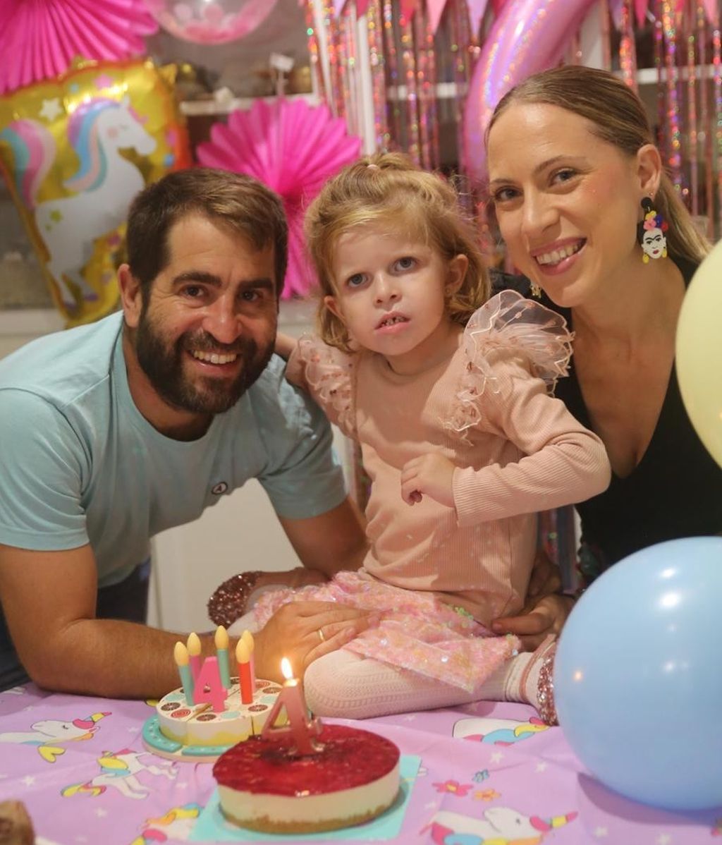 Gabriela en su cuarto cumpleaños junto a sus padres