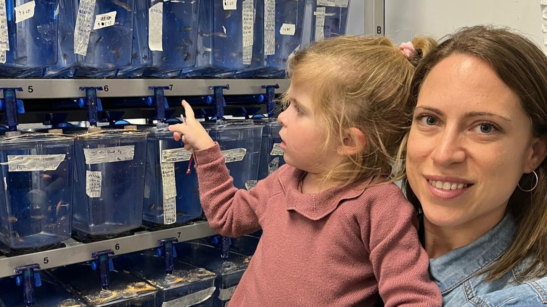 Gabriela junto a su madre Maripaz visitando el laboratorio con los peces cebra mutados Gabriela junto a su madre Maripaz visitando el laboratorio con los peces cebra mutados