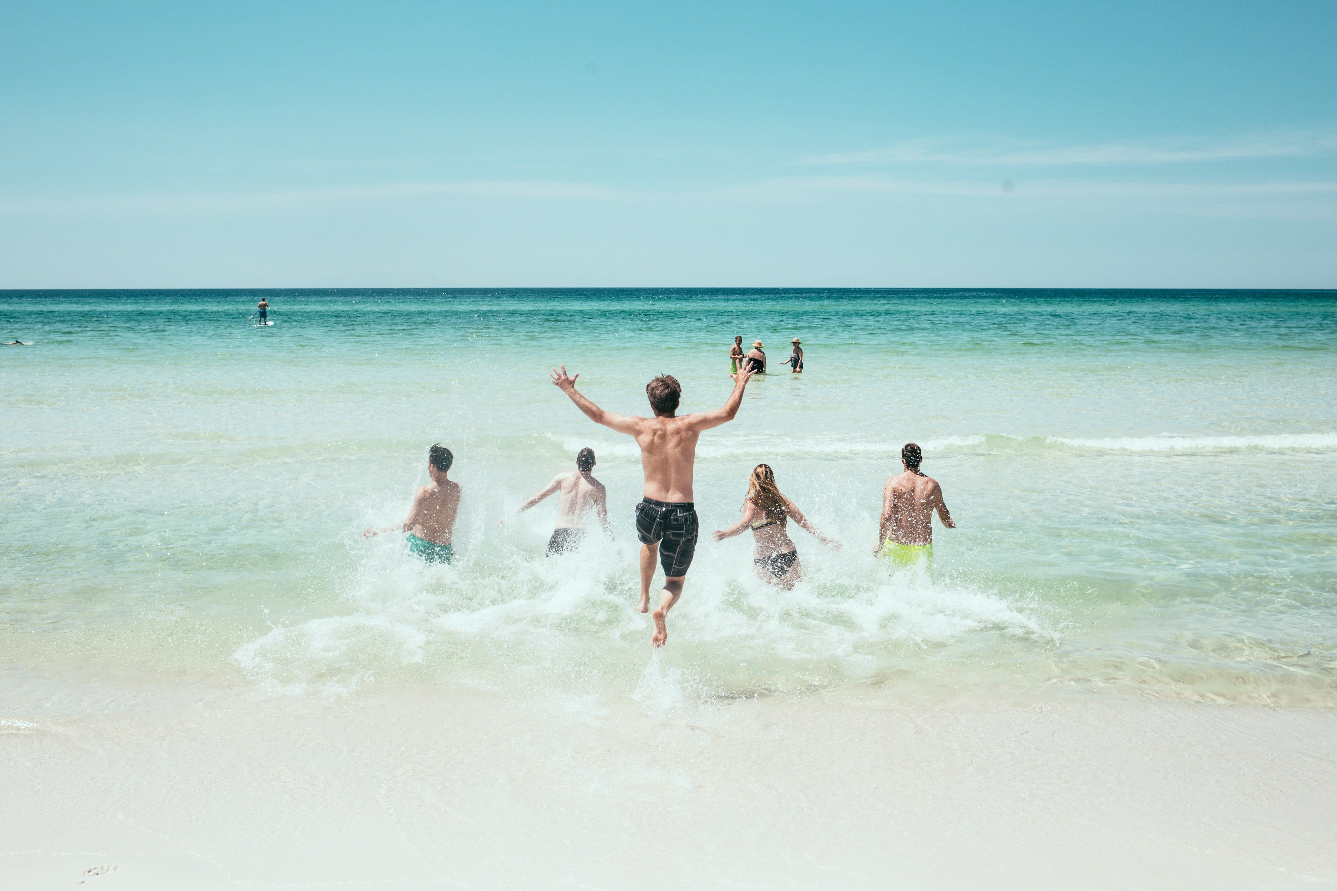 Gente bañándose en la playa