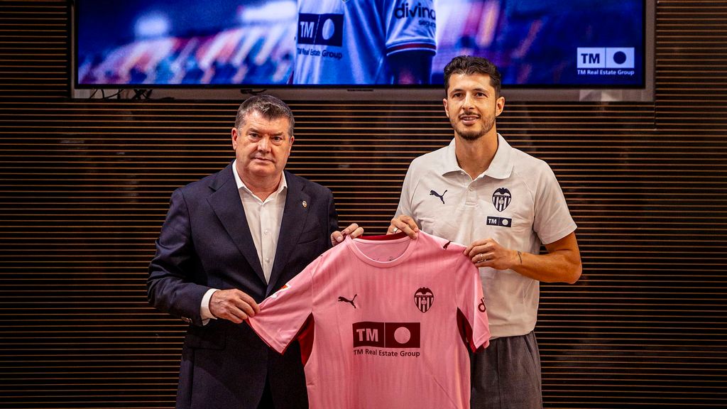 Guido Rodríguez posa con su nueva camiseta