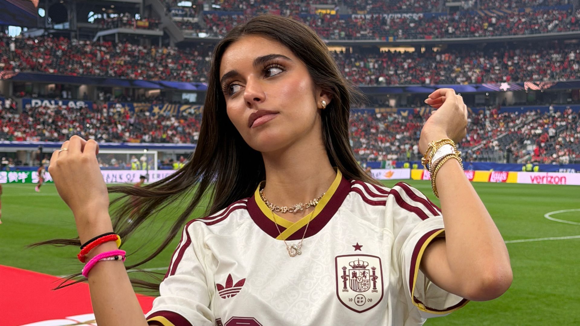 Inés García y el collar que le regaló Lamine Yamal