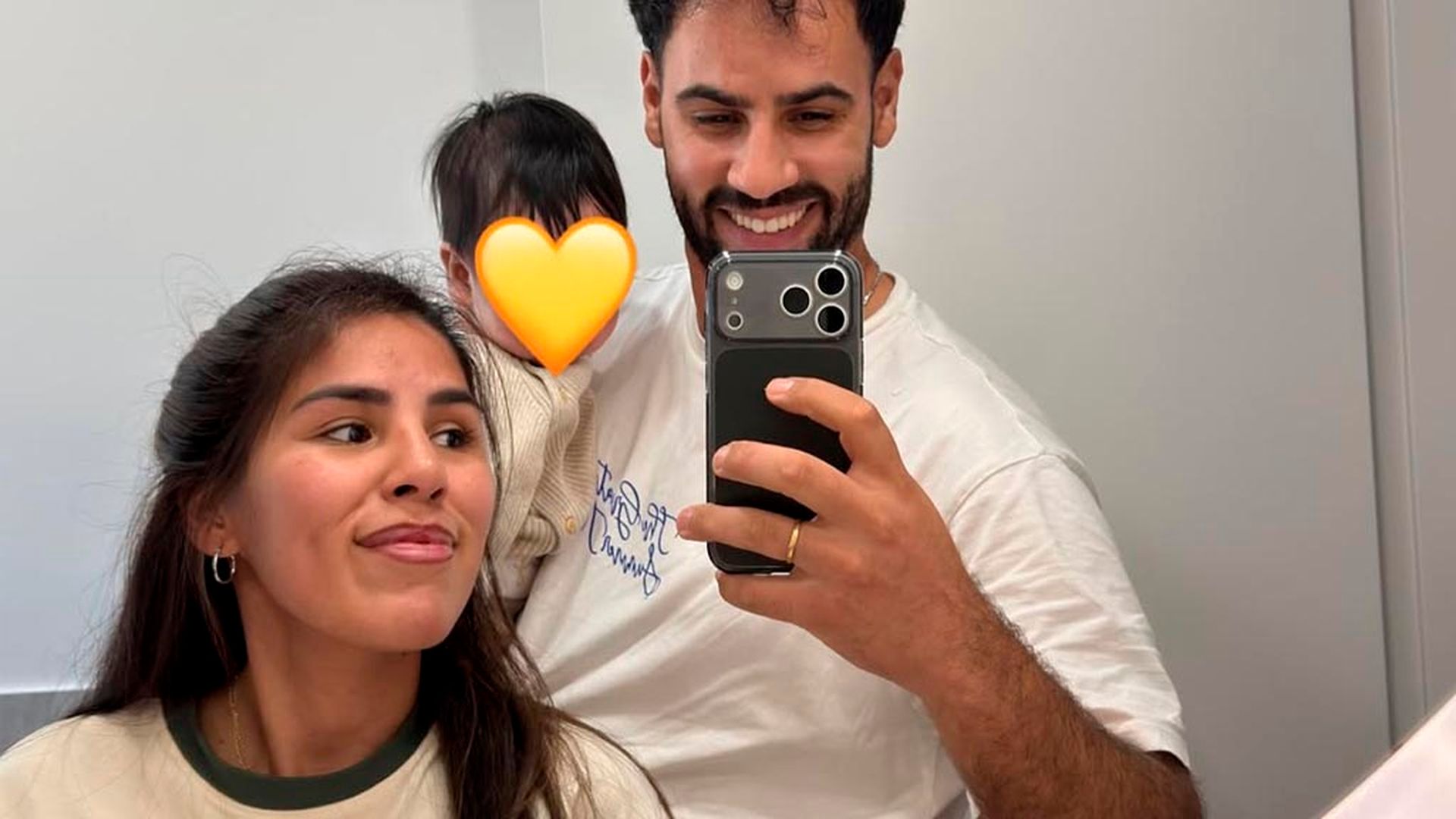 Isa Pantoja, Asraf Beno y su hijo Cairo, en una imagen de sus redes sociales Isa Pantoja, Asraf Beno y su hijo Cairo, en una imagen de sus redes sociales