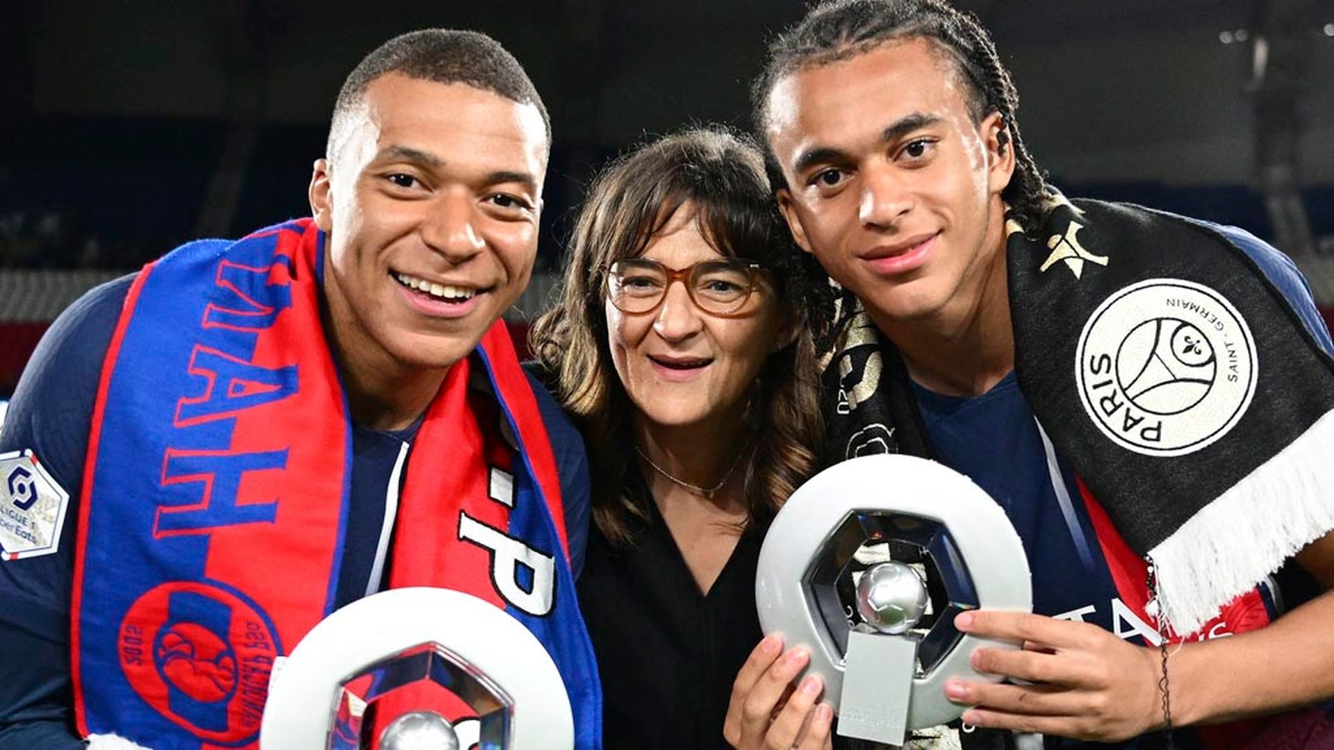 Kylian Mbappé, con su madre Fayza y su hermano pequeño, Ethan Kylian Mbappé, con su madre Fayza y su hermano pequeño, Ethan