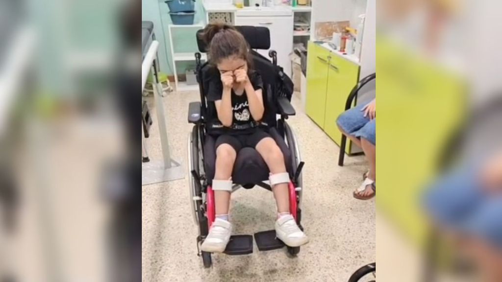 La niña de Castellón a la que robaron la silla de ruedas eléctrica vuelve a sonreir
