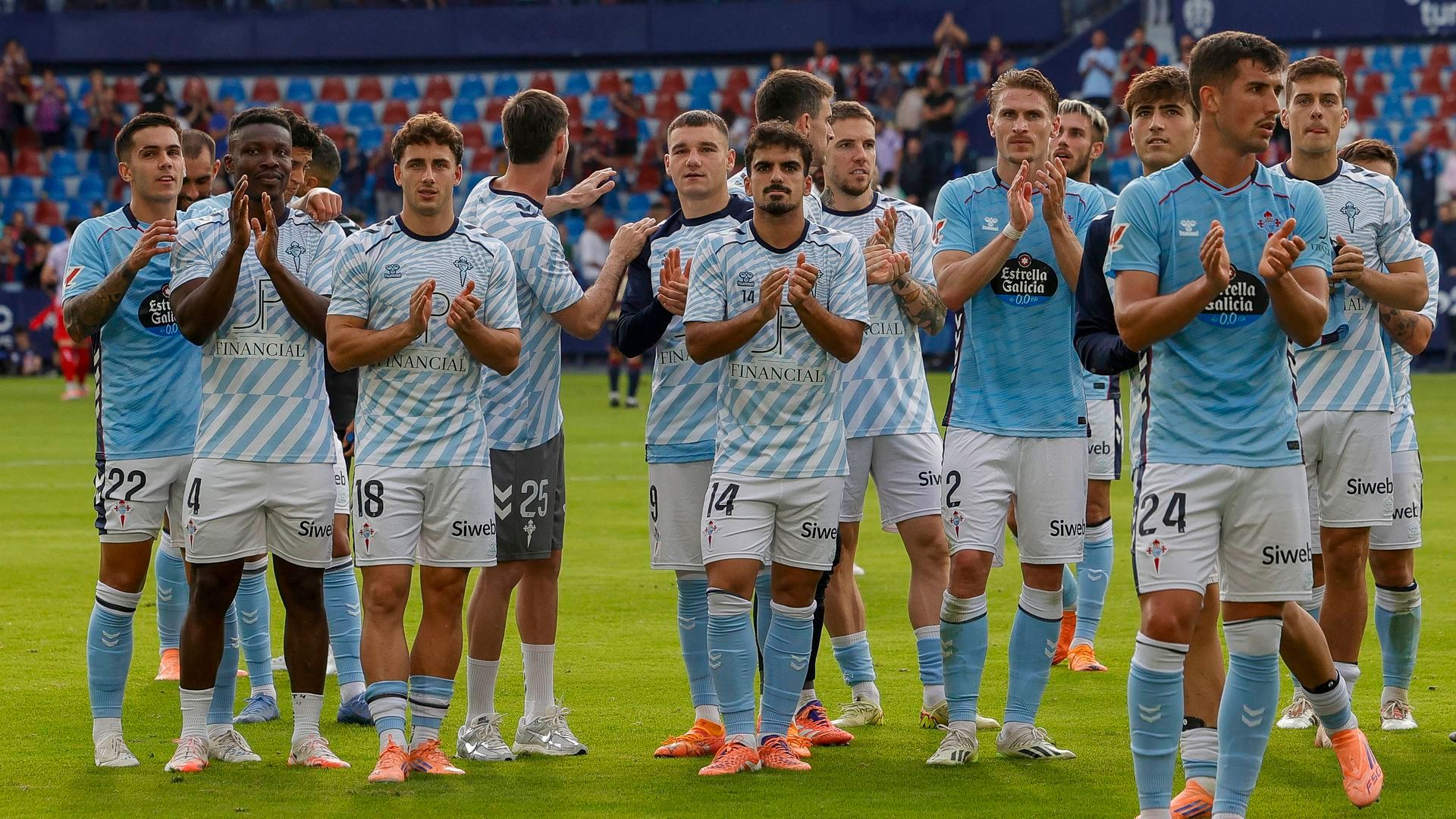 La plantilla del Celta, con Carlos Domínguez y Manu Fernández