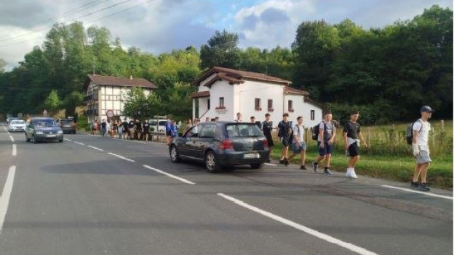 Los jóvenes tendrían que depender de vehículos particulares o caminar por una carretera pensada para los coches Los jóvenes tendrían que depender de vehículos particulares o caminar por una carretera pensada para los coches