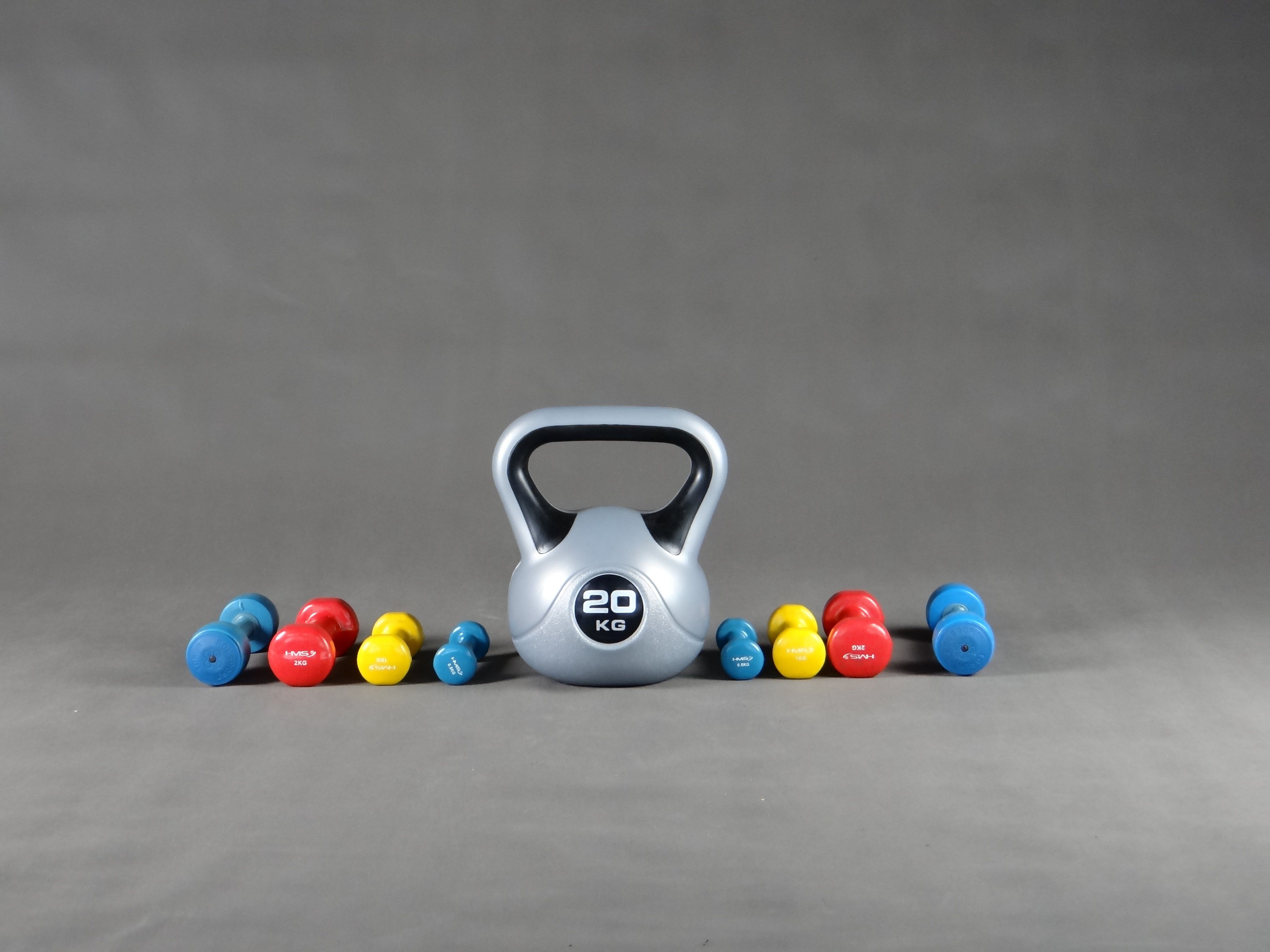 Pesa rusa o kettlebell y mancuernas