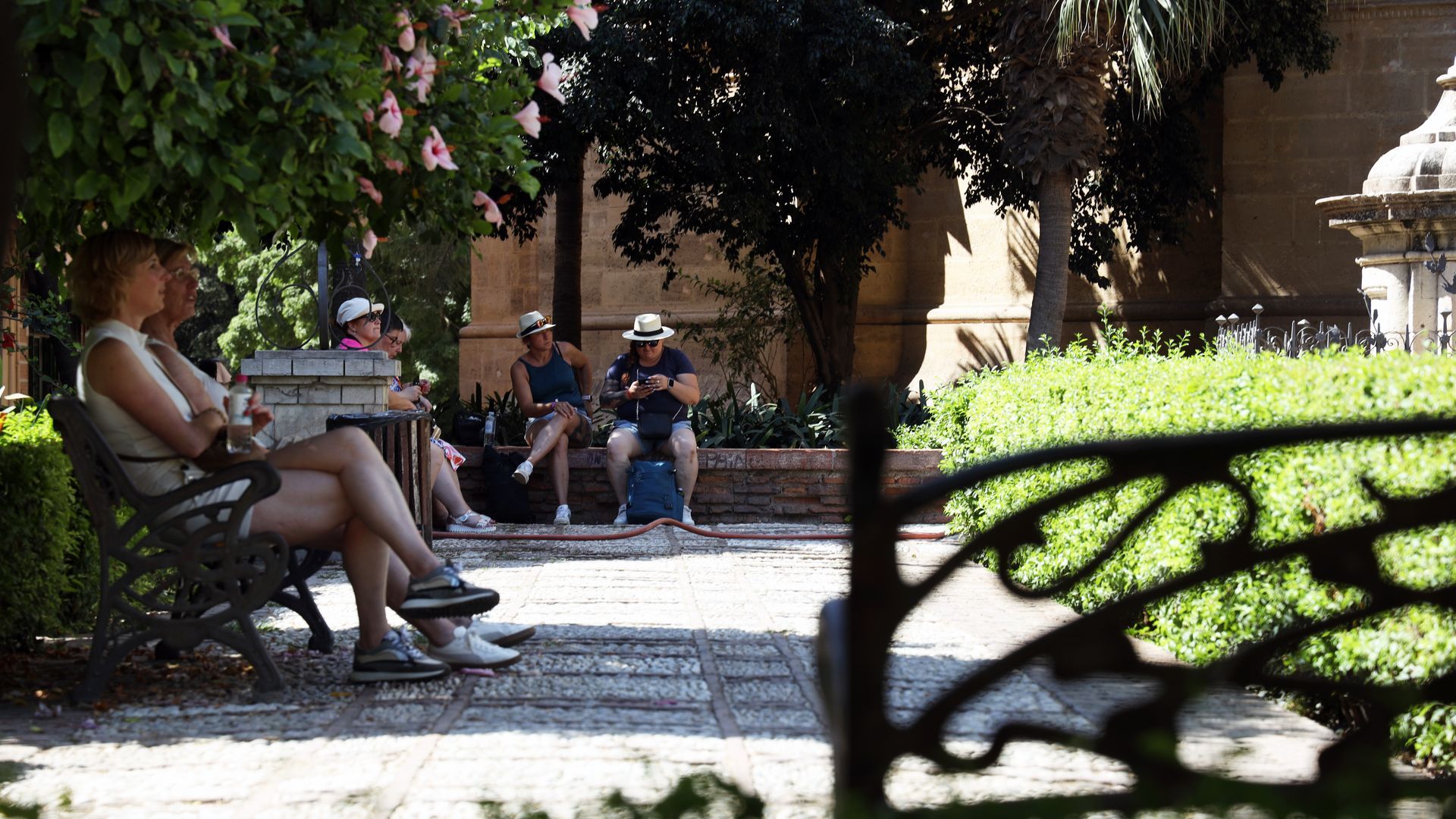 Vecinos y visitantes de Málaga bajo los efectos de la segunda ola de calor Vecinos y visitantes de Málaga bajo los efectos de la segunda ola de calor
