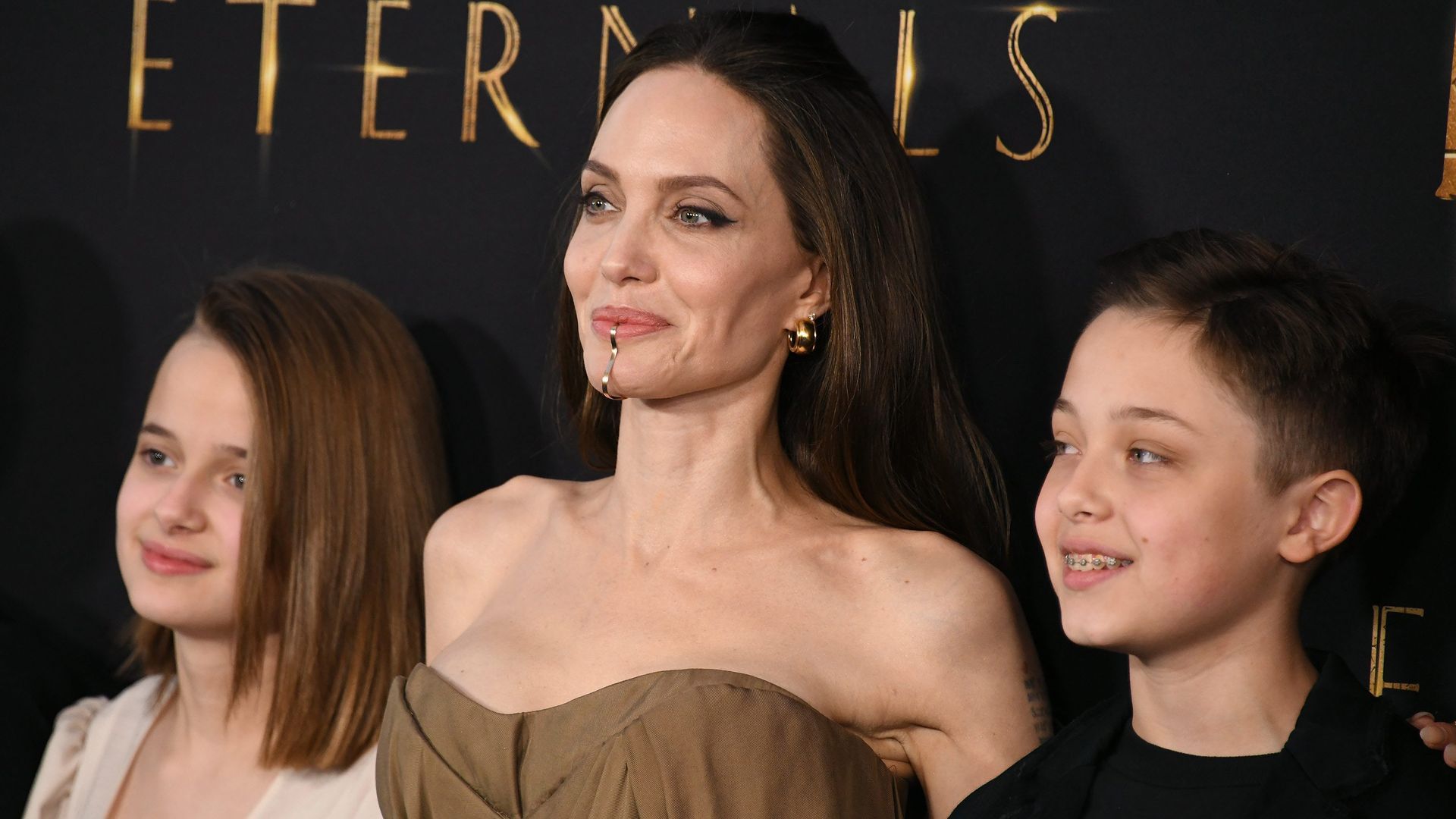 Angelina Jolie junto a Vivienne y Knox en una imagen de archivo