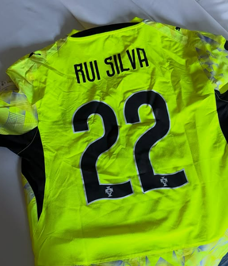 Borja Iglesias muestra que tiene la camiseta de Rui Silva, portero de Portugal