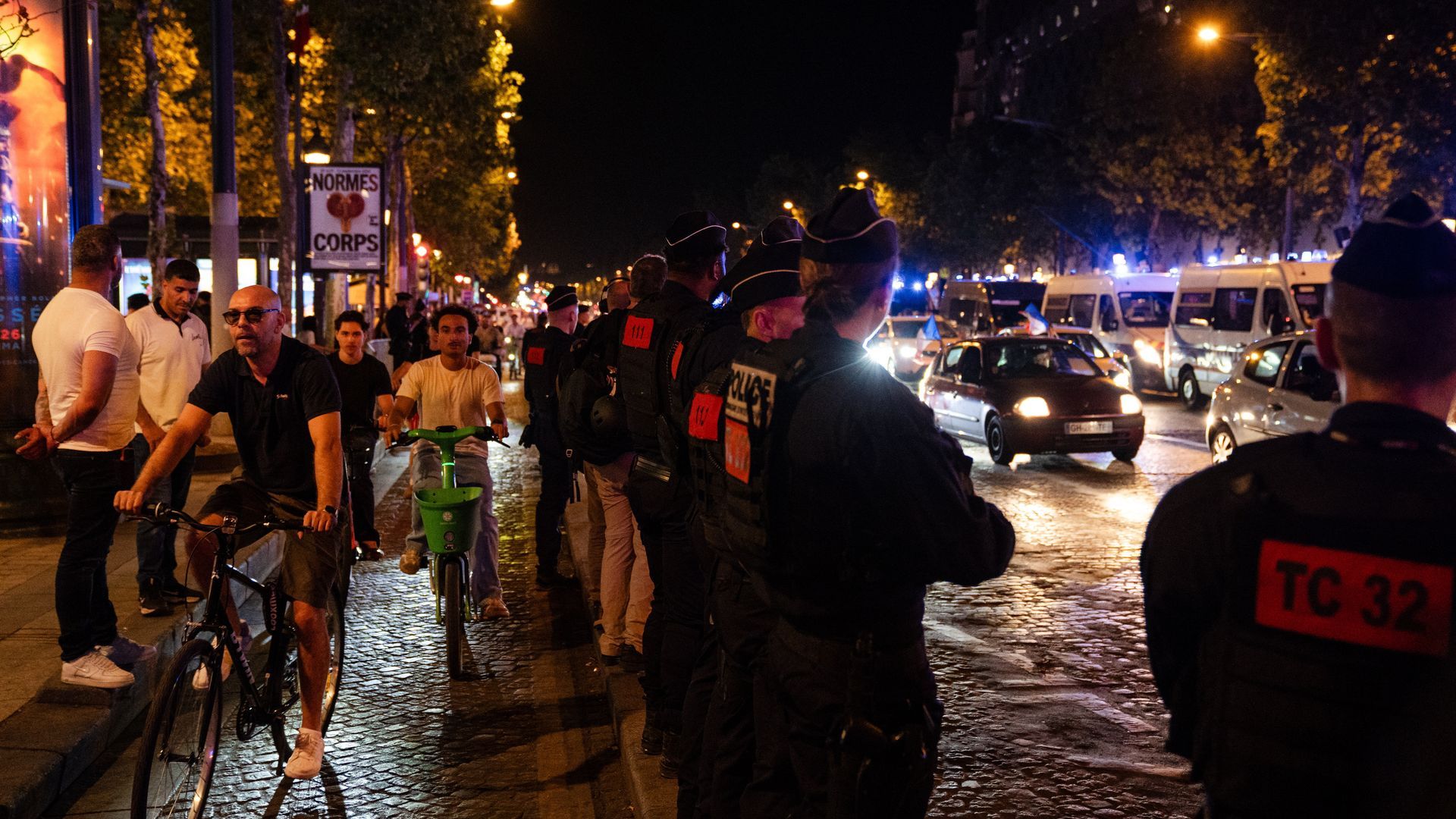 Celebraciones en París tras la victoria de Francia contra Marruecos