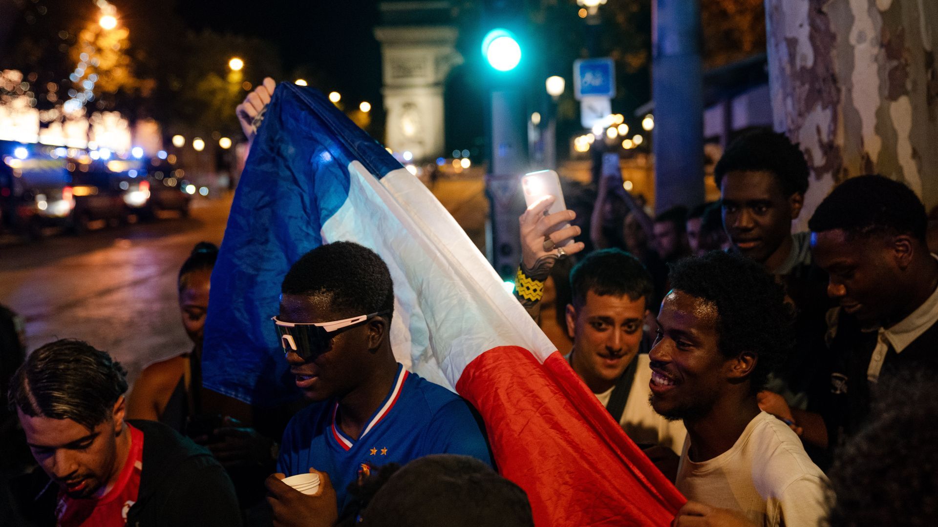 Celebraciones en París tras la victoria de Francia contra Marruecos