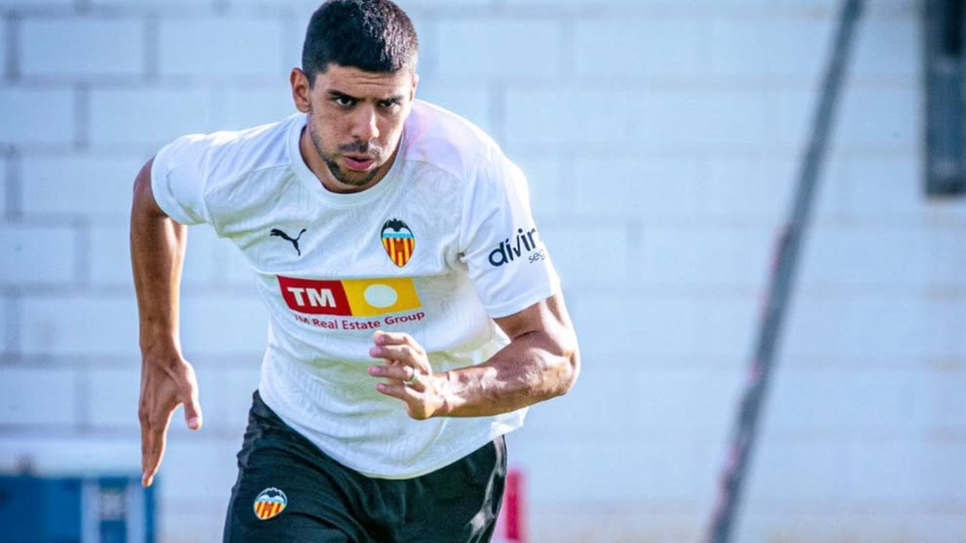 Cenk, entrenando en Paterna