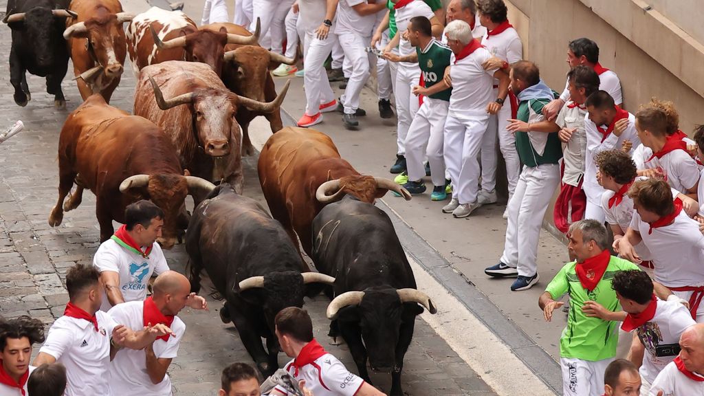 El cuarto encierro de los Sanfermines 2026: los toros de la ganadería gaditana de Álvaro Núnez dejan una carrera rápida y peligrosa