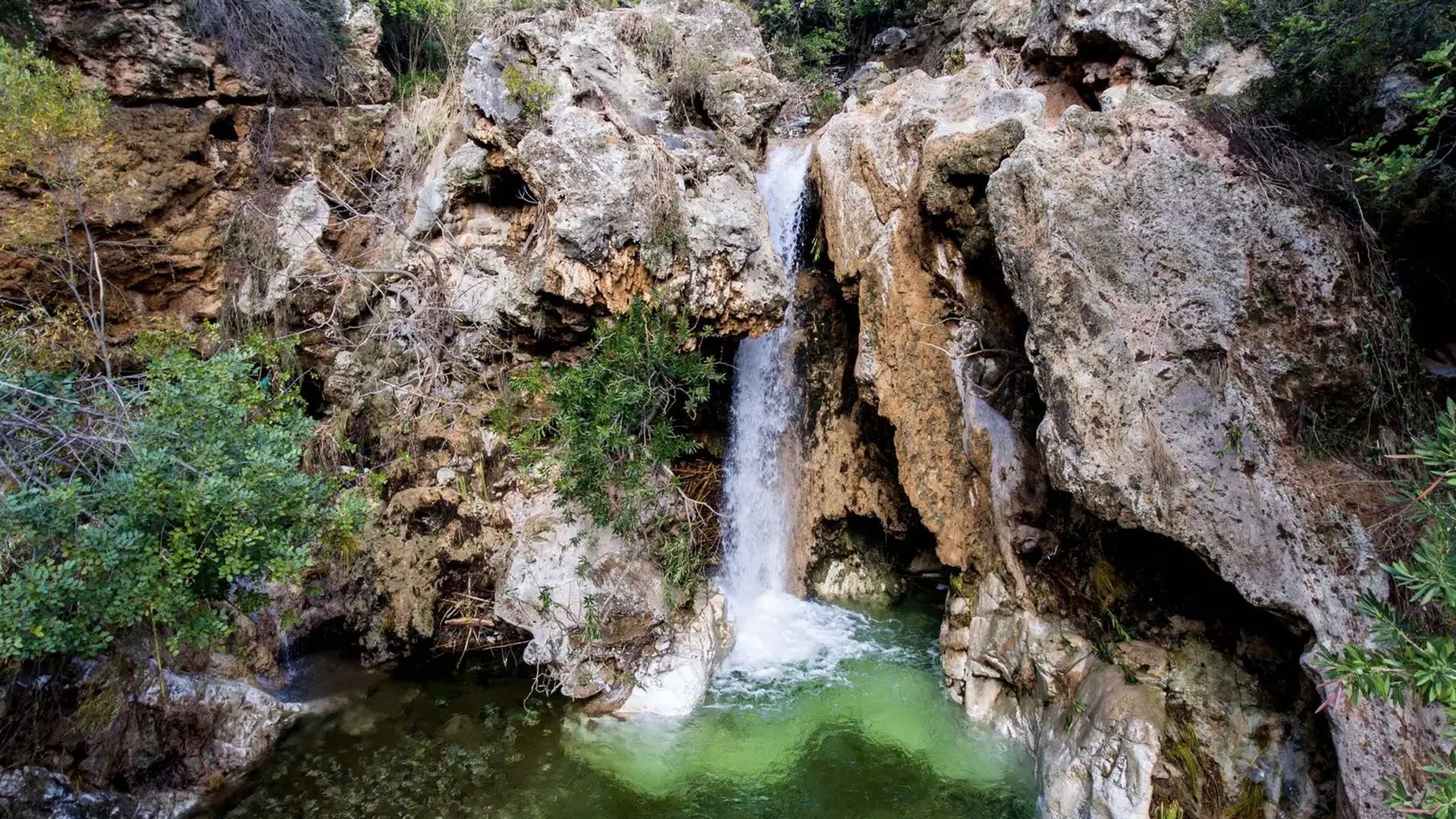 El Barranco Blanco (Coín) destaca por un entorno rodeado de vegetación y paredes de roca cáliza El Barranco Blanco (Coín) destaca por un entorno rodeado de vegetación y paredes de roca cáliza