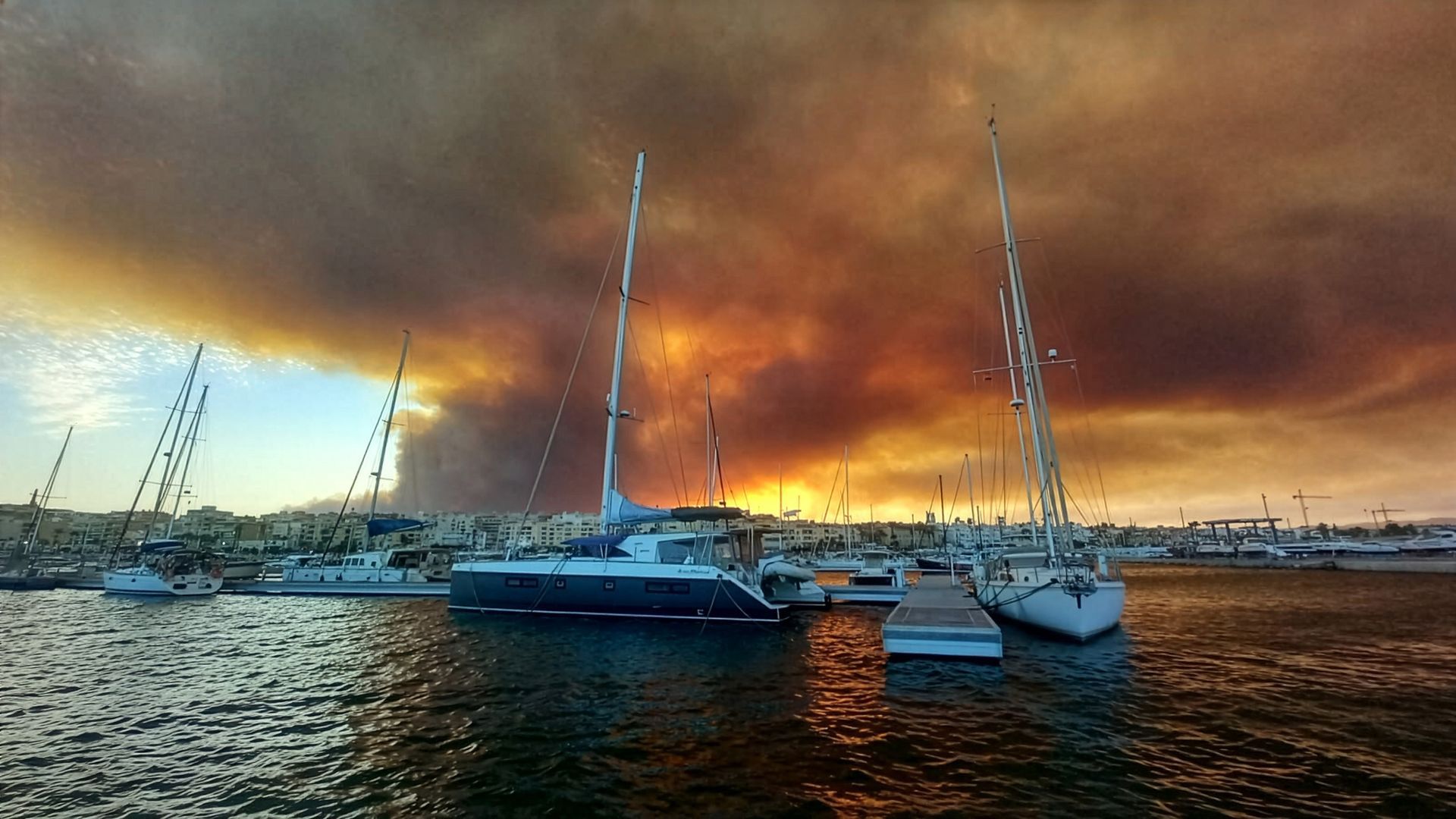 El incendio en Los Gallardos visto desde el Puerto de Garrucha, Almería El incendio en Los Gallardos visto desde el Puerto de Garrucha, Almería