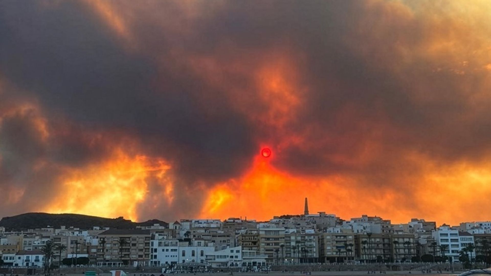 El incendio en Los GAllardos visto desde el puerto de La Garrucha