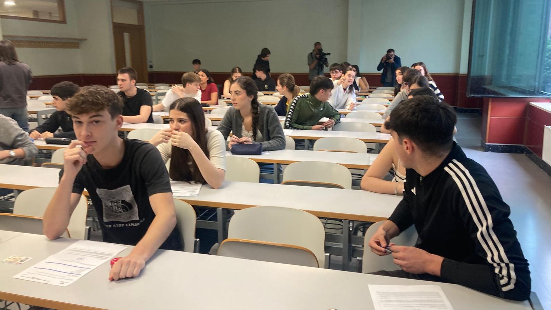 Estudiantes antes de un examen, durante la convocatoria ordinaria de la selectividad vasca, este año Estudiantes antes de un examen, durante la convocatoria ordinaria de la selectividad vasca, este año