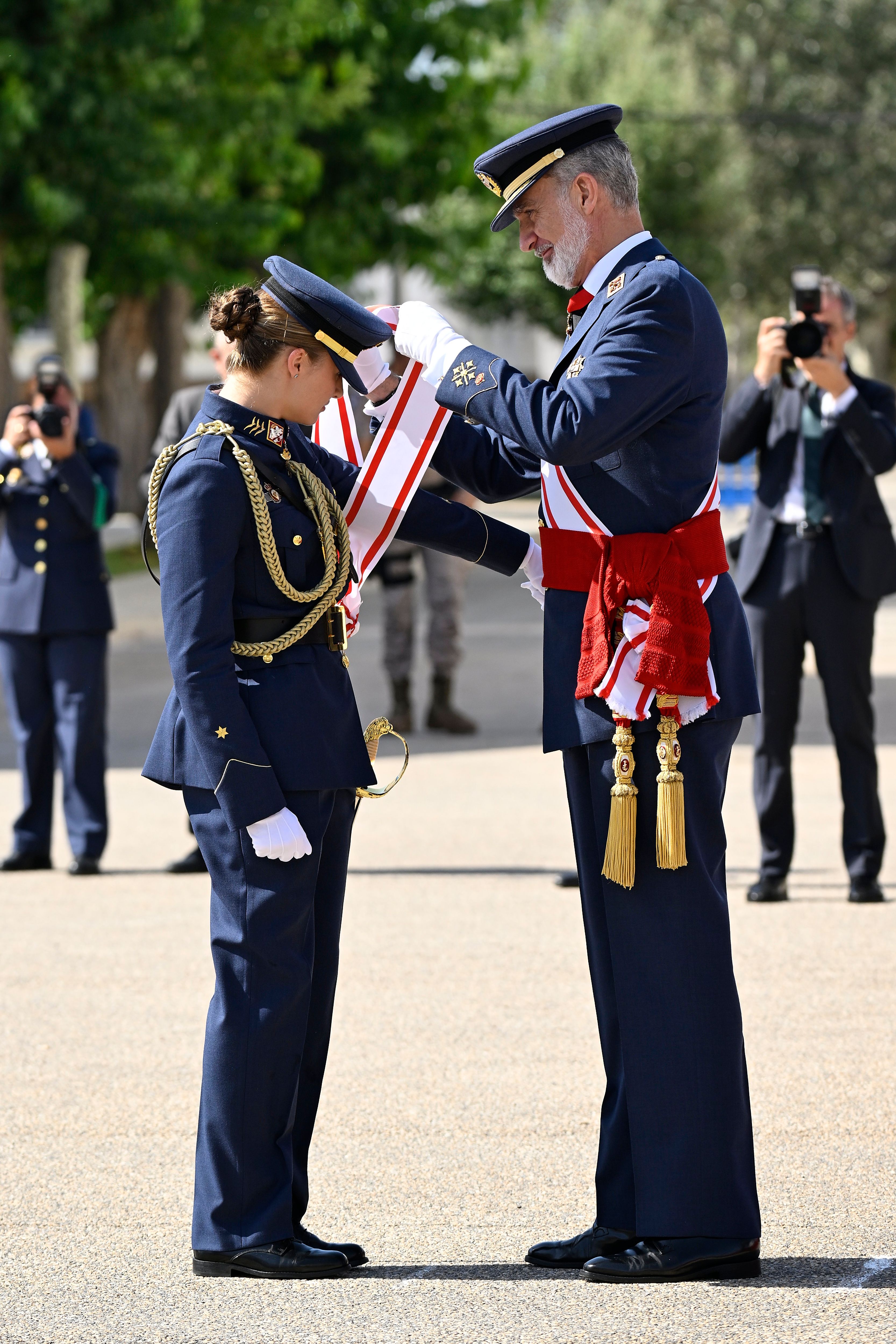 Felipe VI le coloca la distinción a la princesa Leonor