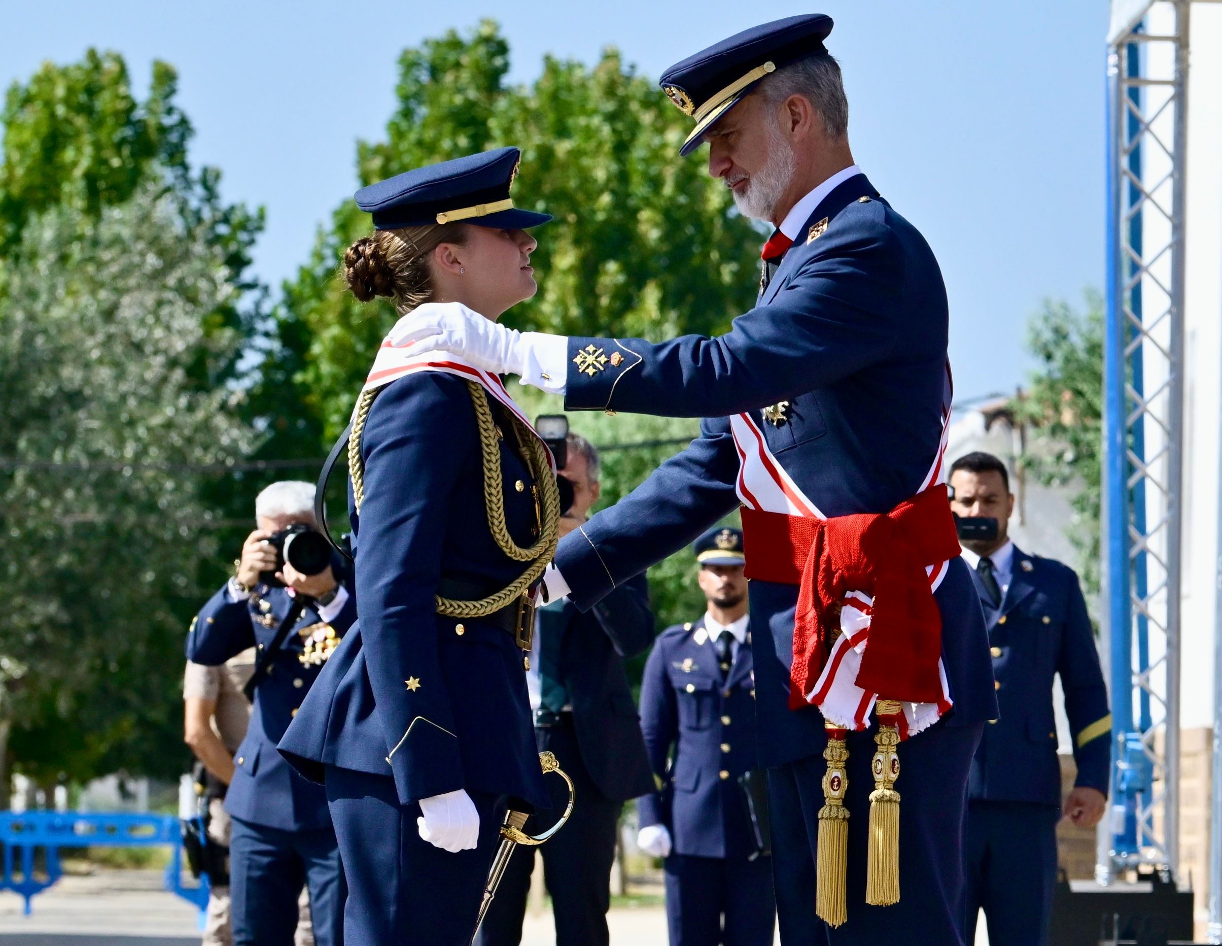 Felipe VI le coloca la distinción a la princesa Leonor