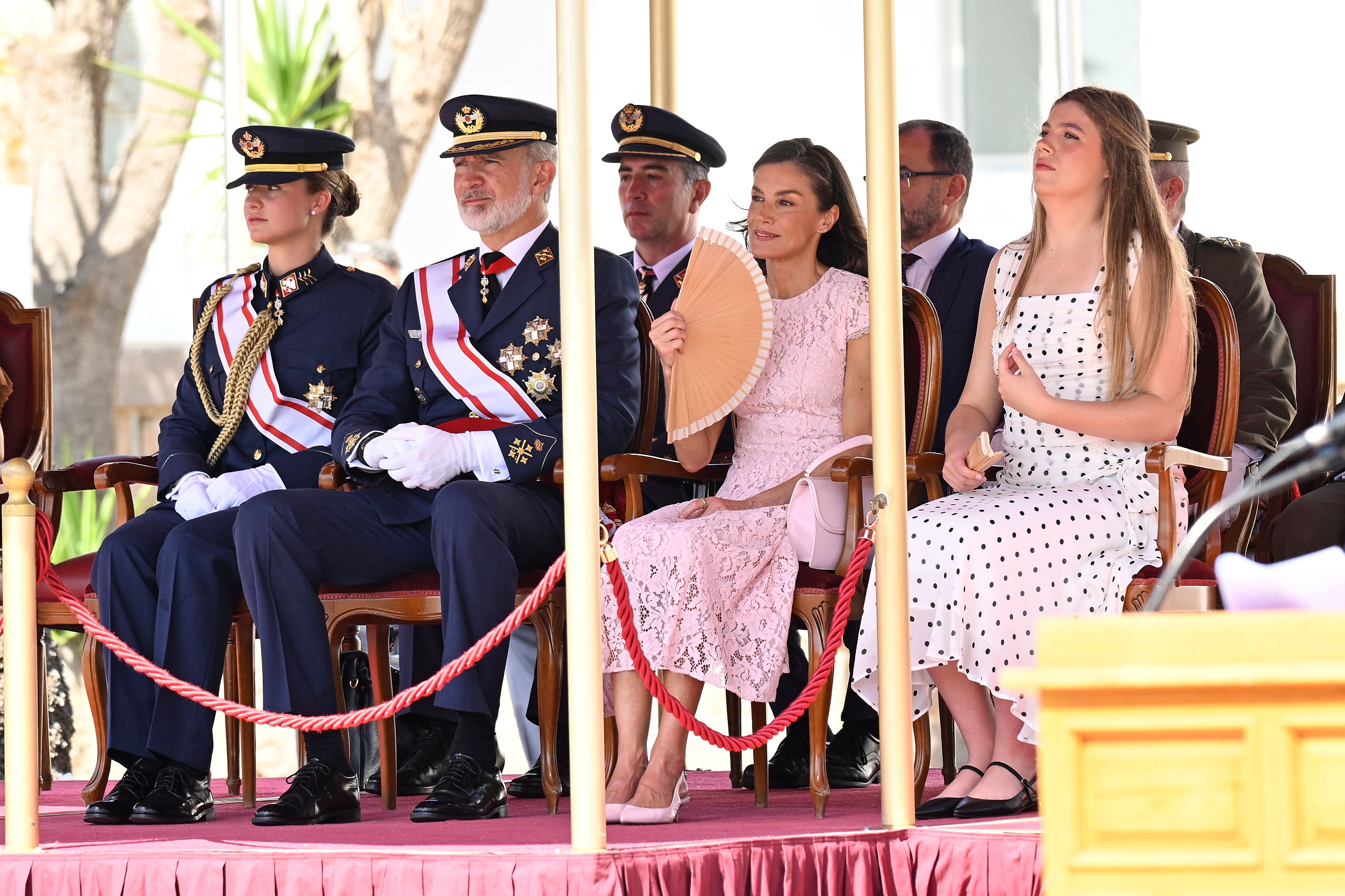 La familia real al completo en la graduación militar de Leonor