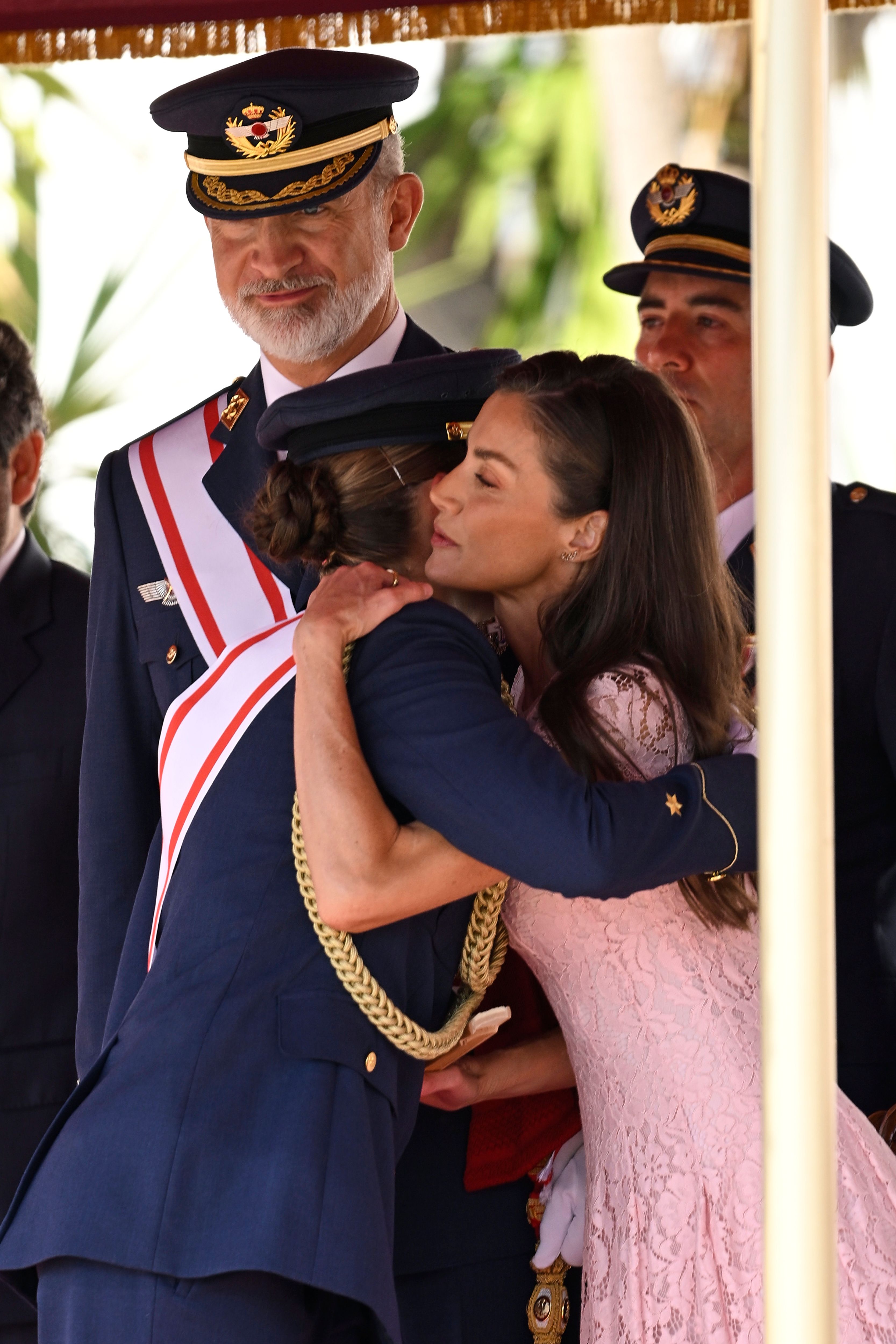 El abrazo entre la princesa Leonor y al reina Letizia